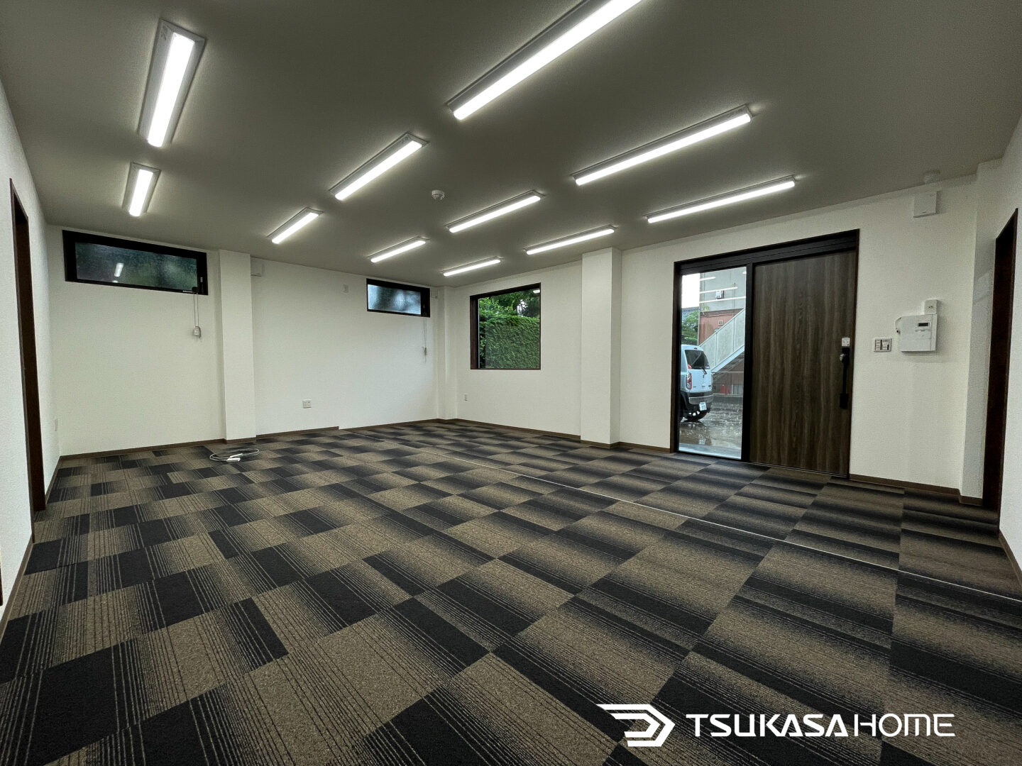 千葉県木更津市の鉄骨事務所のミニマルな内装