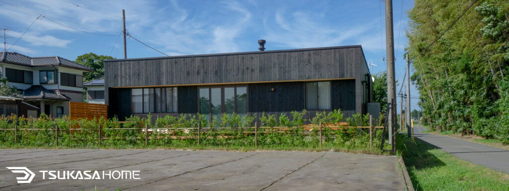 千葉県茂原市の焼杉板外壁ガレージ住宅。車とバイクの保管に優れた平屋住まい。