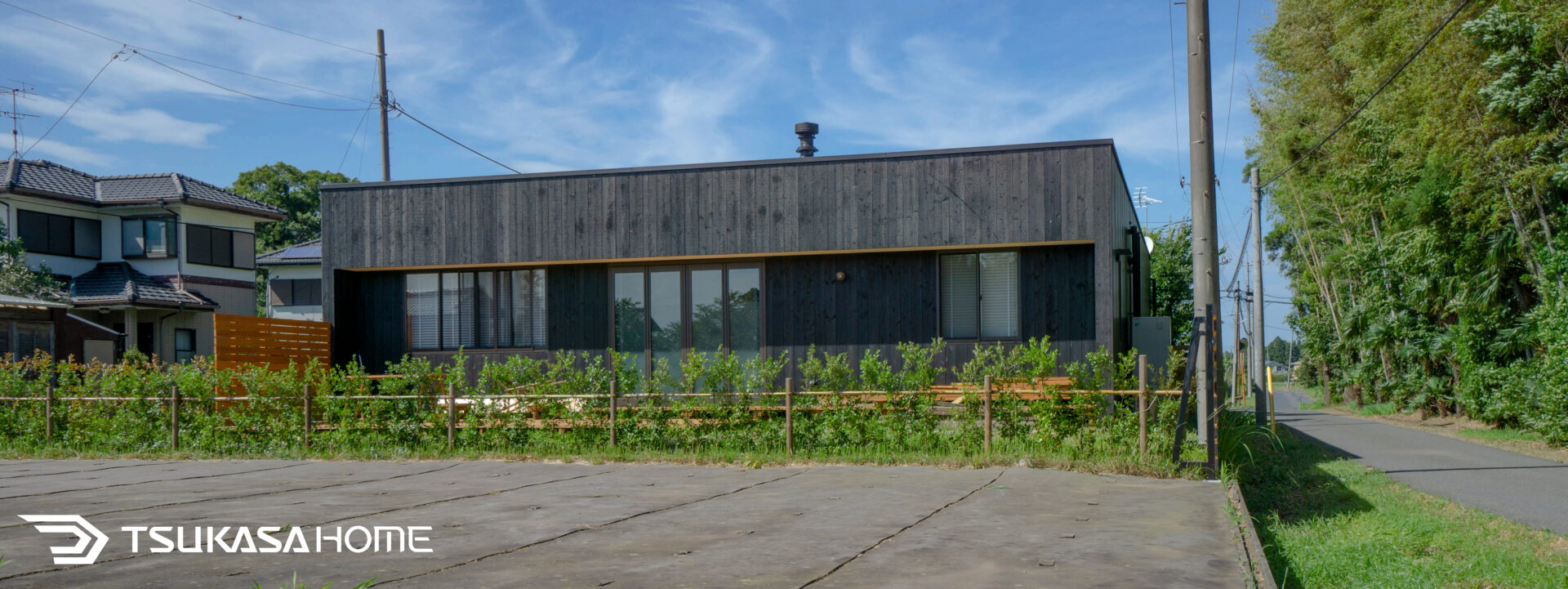 千葉ガレージハウス｜茂原市の焼杉板外壁ガレージ住宅。車とバイクの保管に優れた平屋住まい。