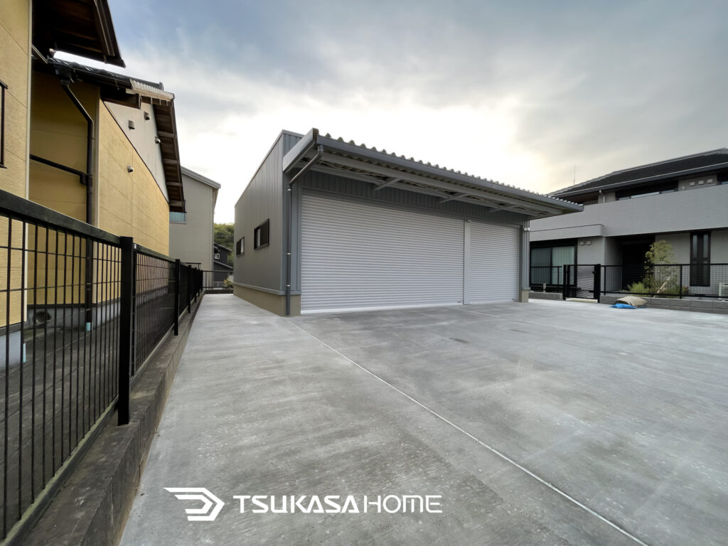 千葉県大多喜町に建築した3台駐車の鉄骨ガレージ外観画像