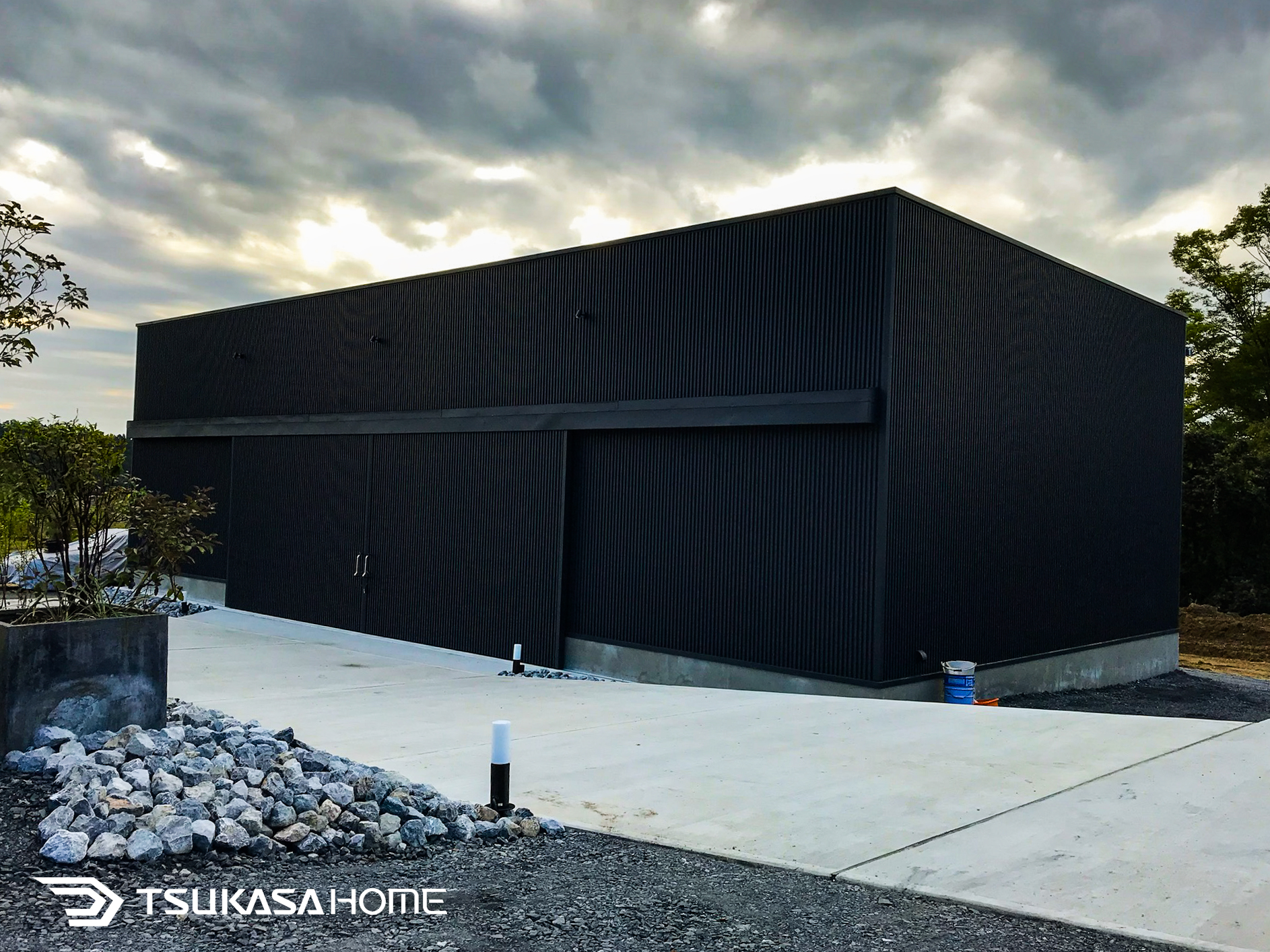 千葉県成田市で施工した黒い大型倉庫の正面外観画像
