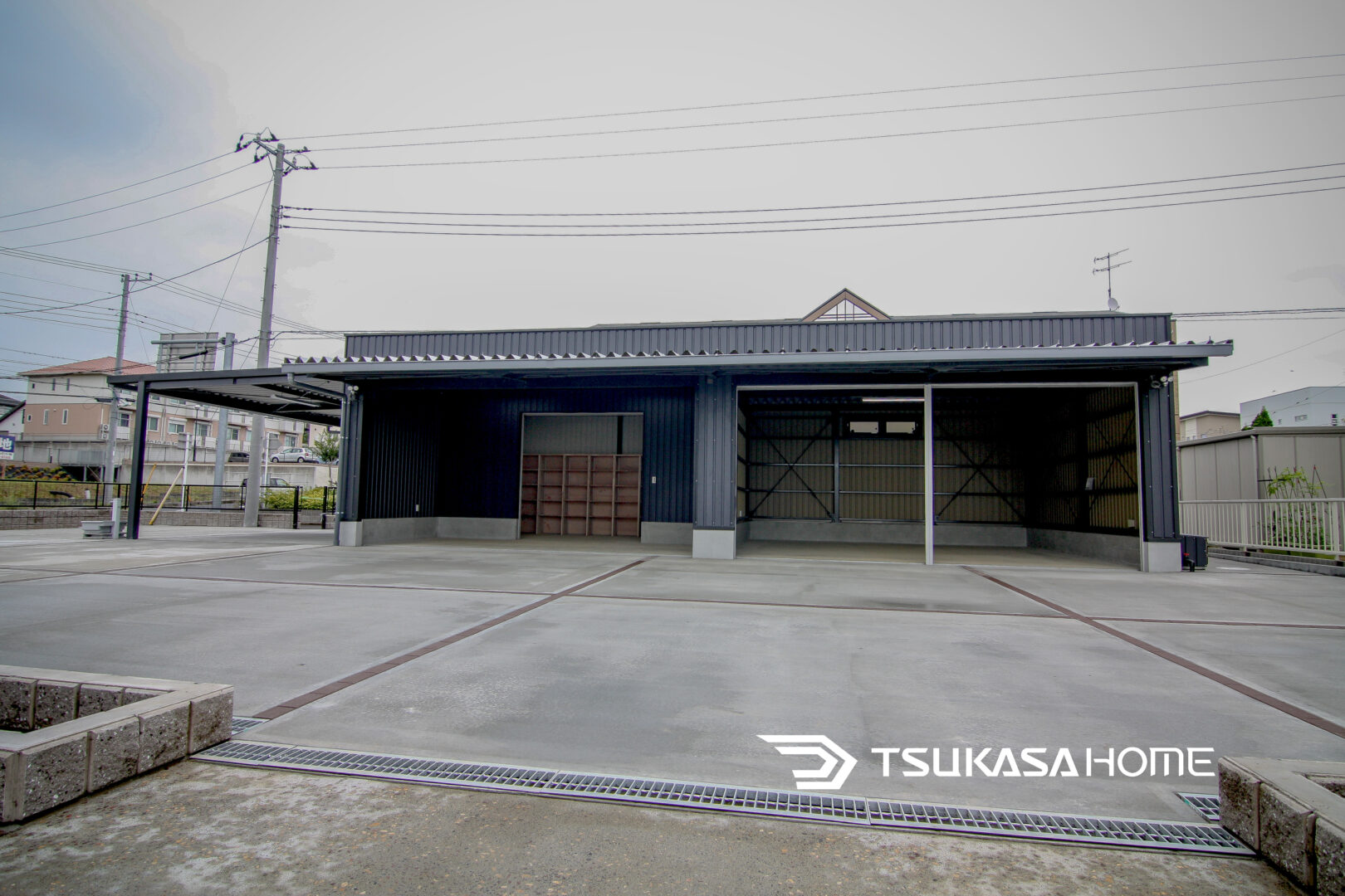 鉄骨車庫ガレージカーポートの広々とした内部空間（成田市施工）