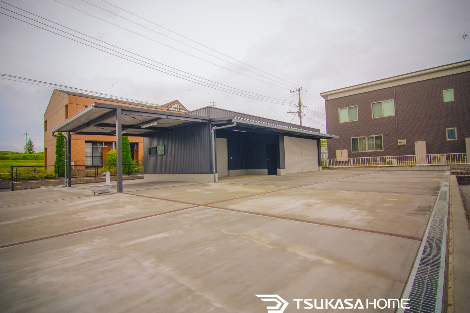 千葉県成田市の鉄骨車庫ガレージカーポートの側面デザイン