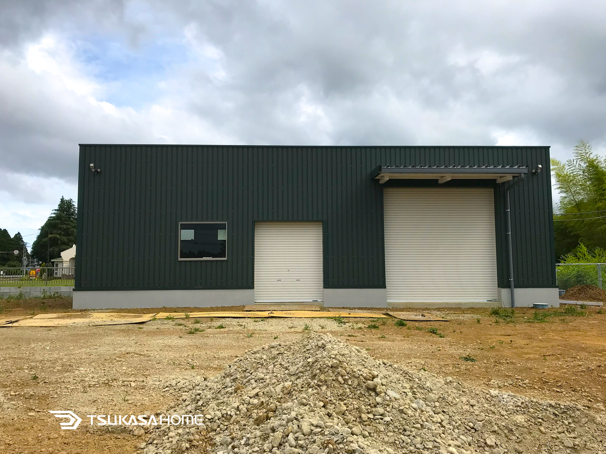 千葉県山武市で建築したおしゃれでかっこいい鉄骨倉庫と併設する事務所の外観画像