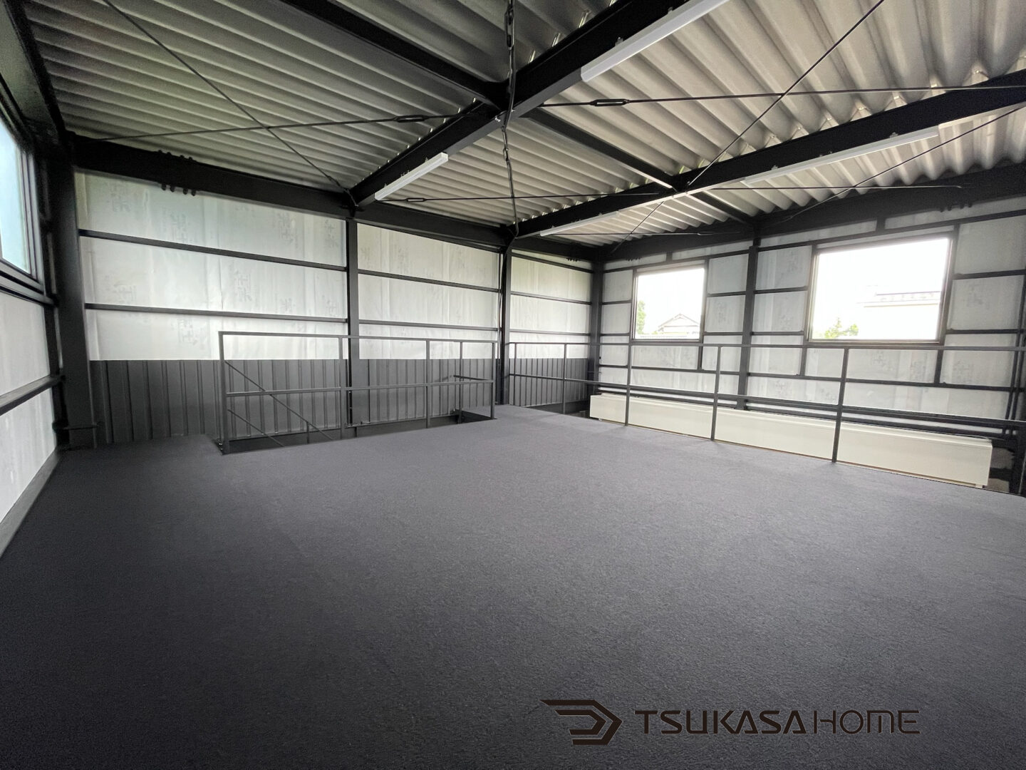 鉄骨倉庫店舗の広々とした2階スペース