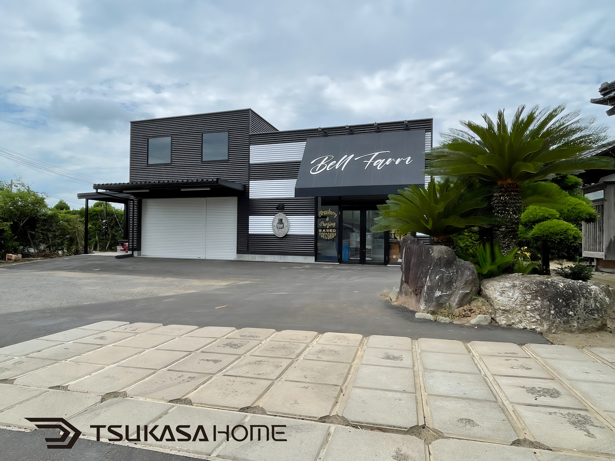 千葉県横芝光町で施工した黒い農業用の倉庫と併設する店舗の外観画像