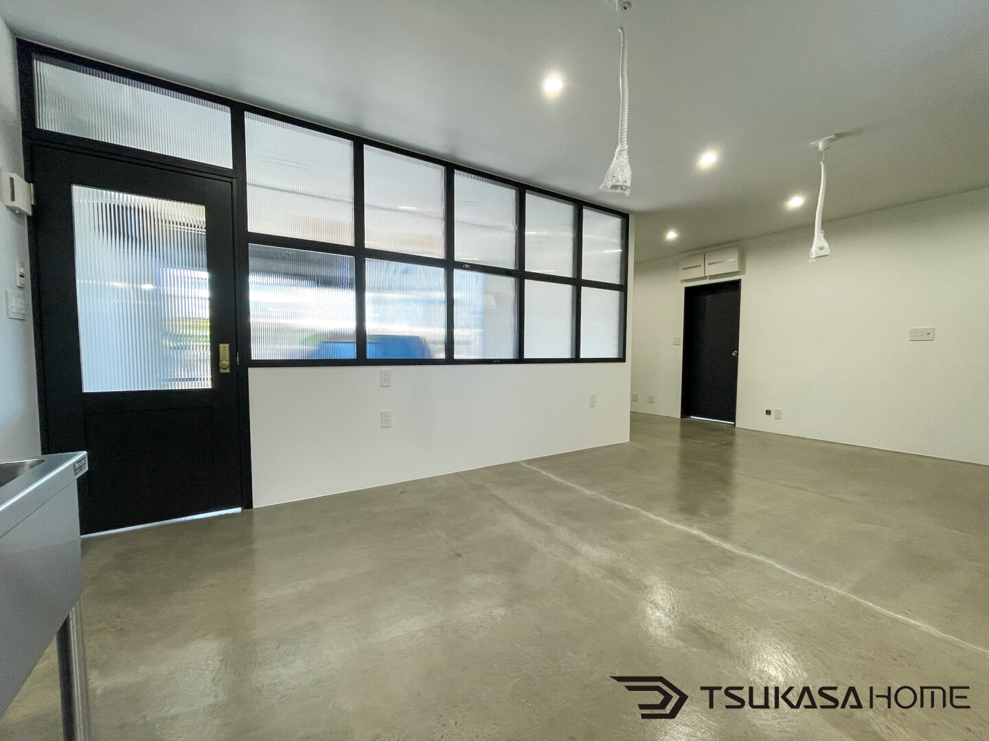 鉄骨店舗厨房間仕切りチェッカーガラス