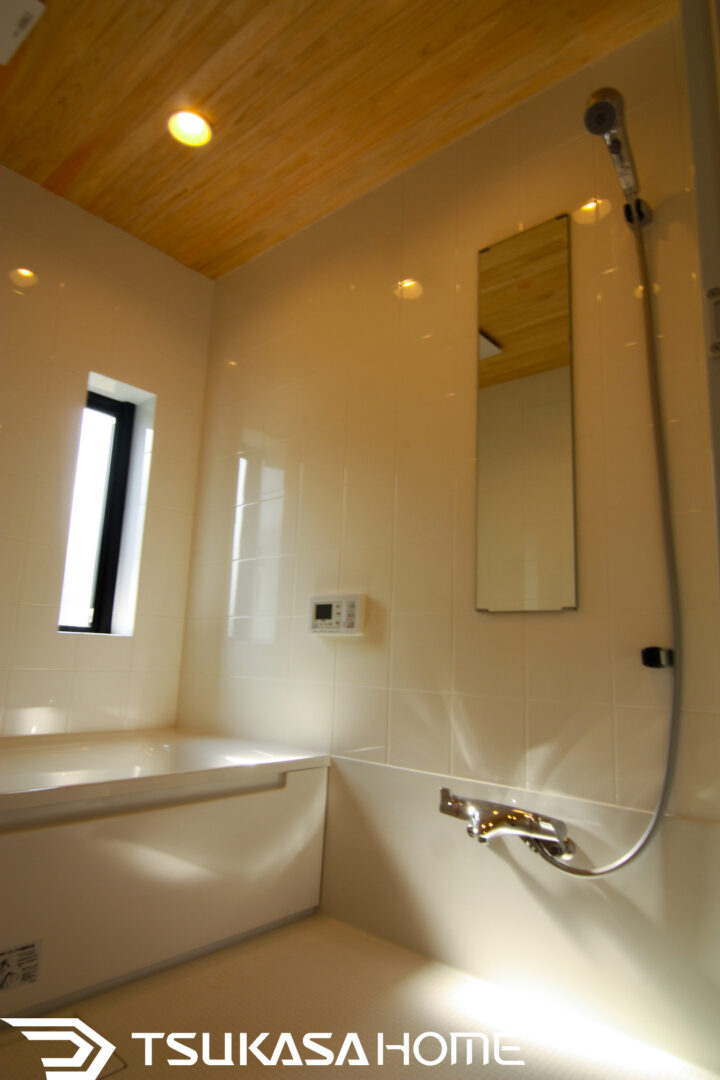 清潔感あるアクセントが映える浴室デザイン01