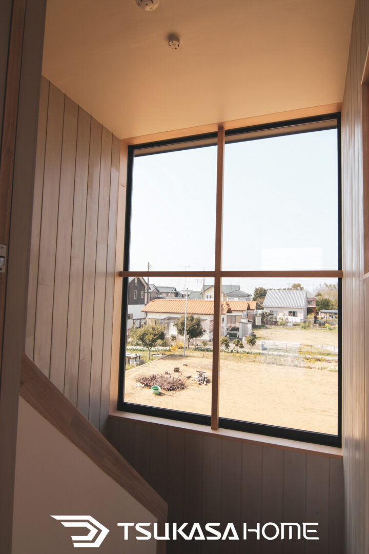 吹抜けが開放感を生む無垢材リビング