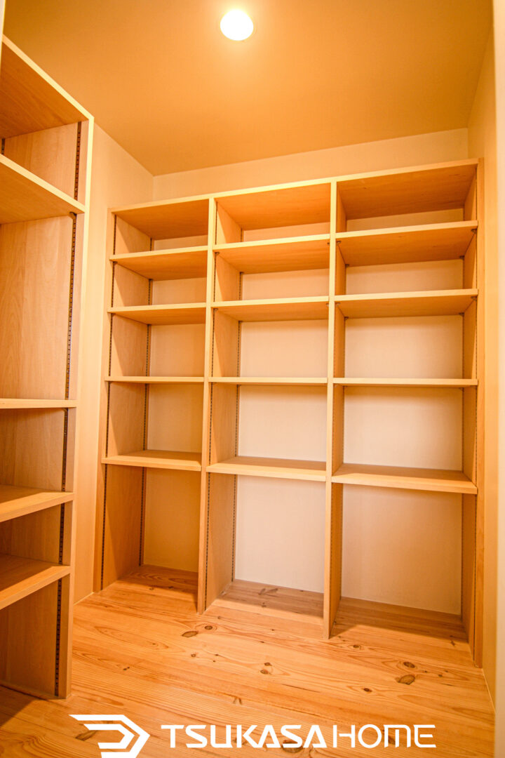 造作家具で仕上げた大容量クローゼット収納02