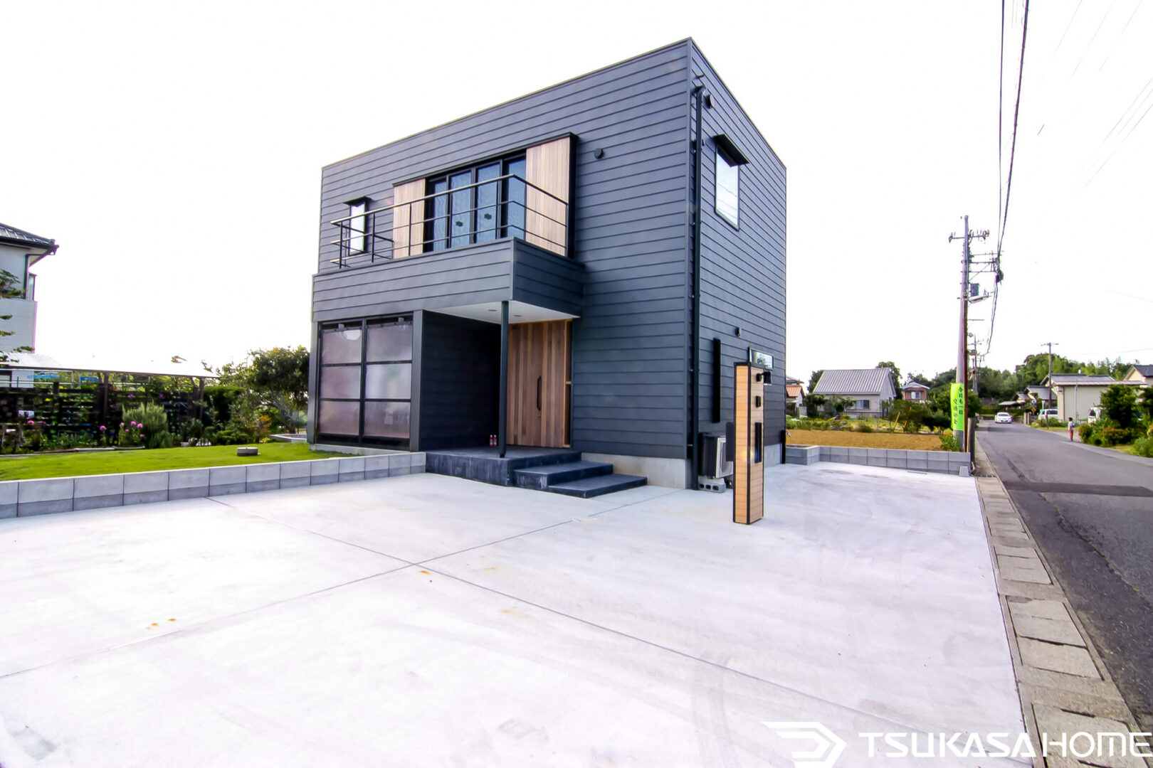 ガルバリウム鋼板外壁のシャープな2階建デザイン住宅