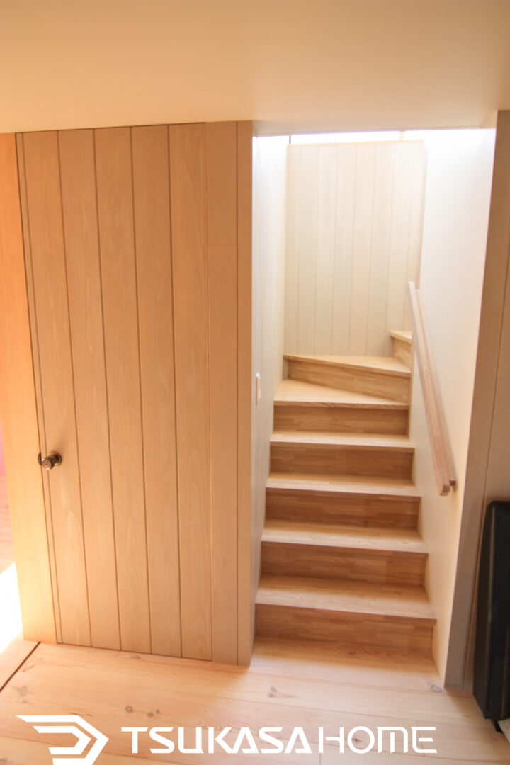 階段からLDKを見下ろす家族の気配がつながる間取り