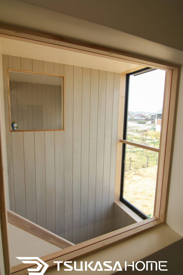 吹抜けが開放感を生む2階建の無垢材リビング空間
