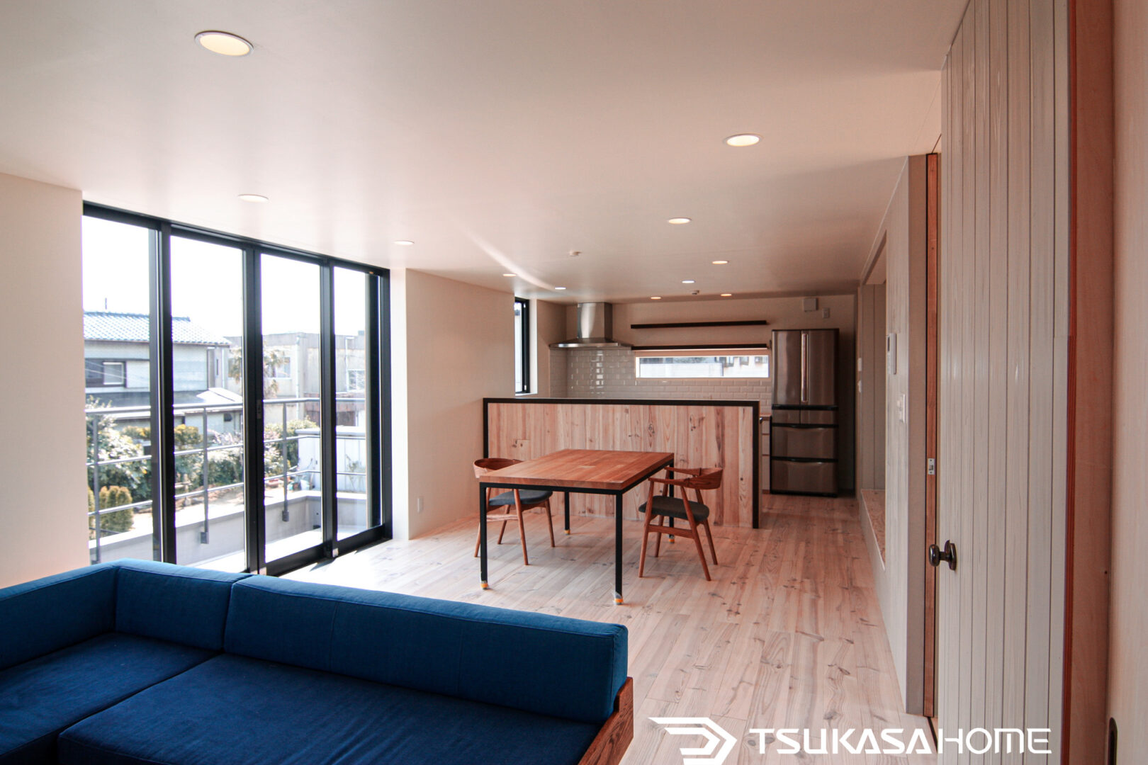 造作家具と無垢材で統一した家族向けのリビング