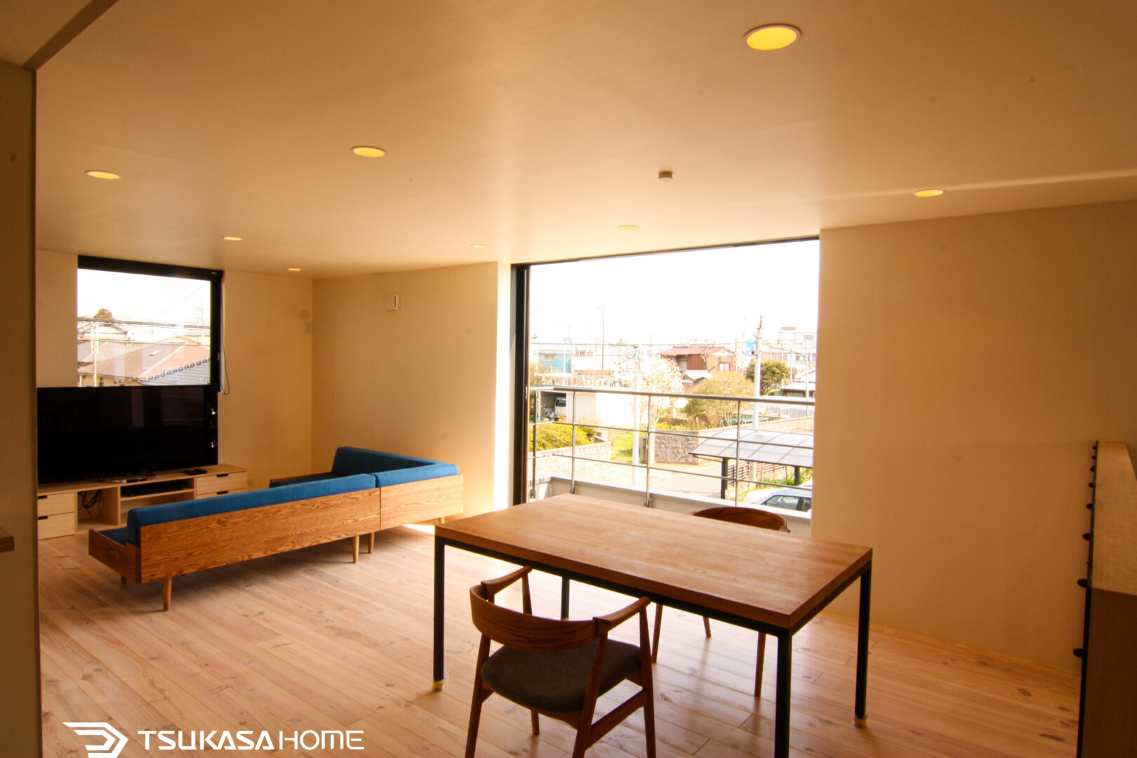 開放感を生む無垢材リビング01