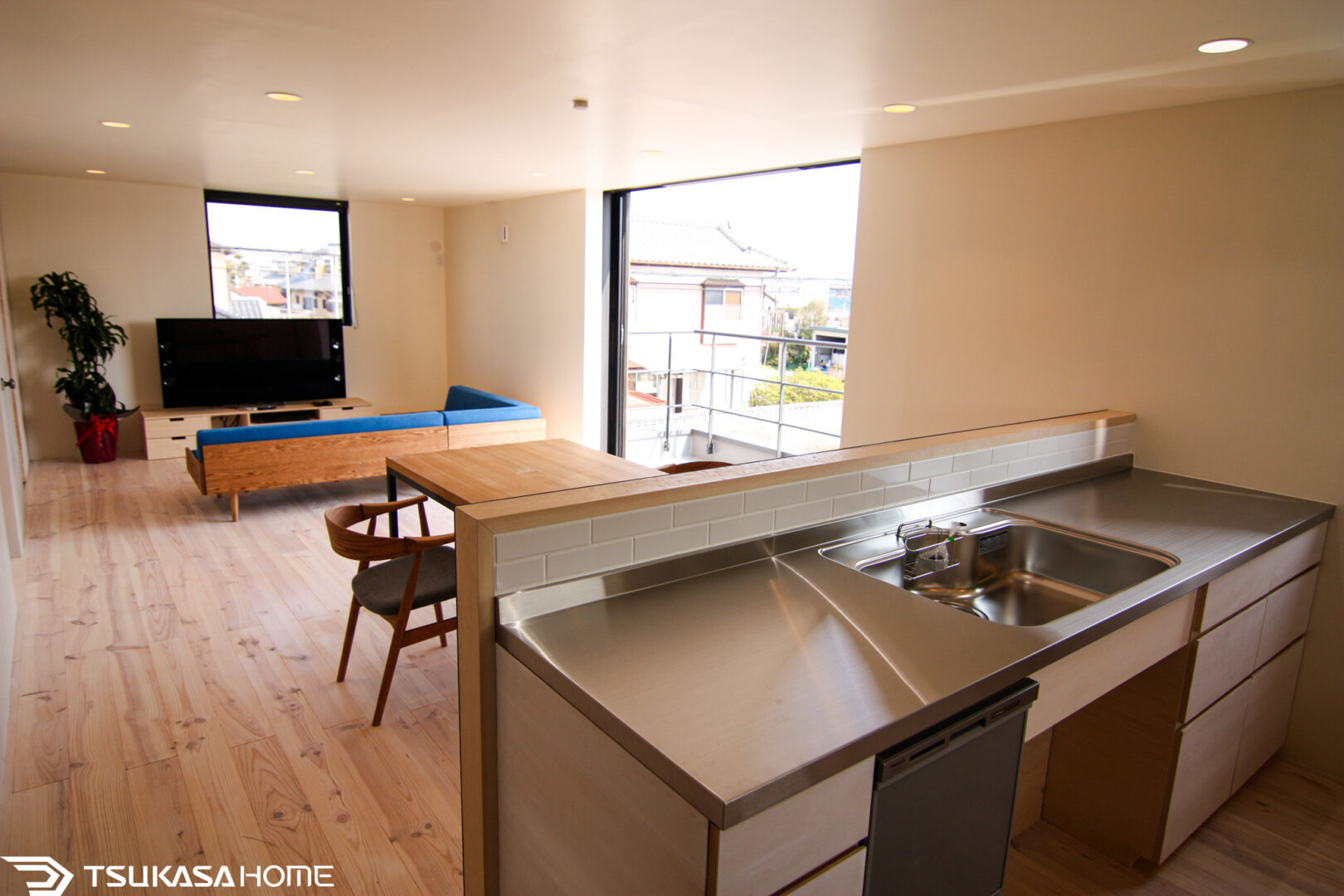 食事を楽しむ無垢材ダイニングスペース