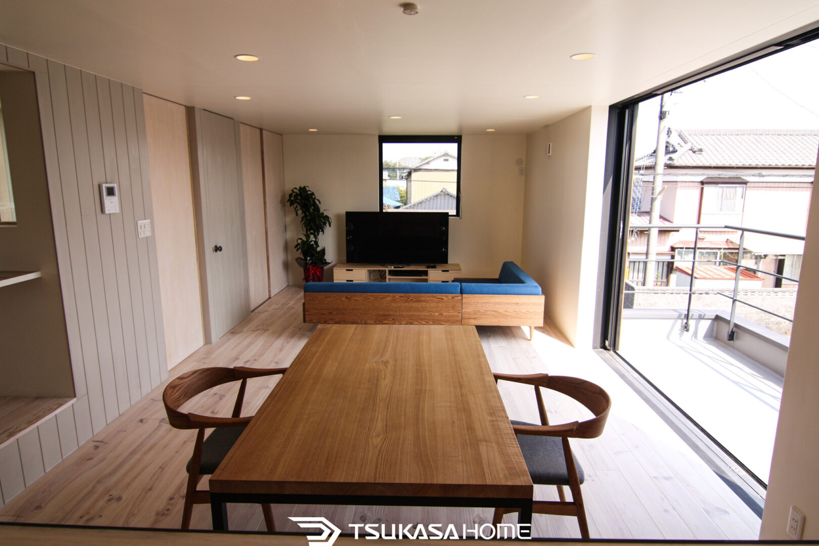 アクセント壁と造作棚でまとめたリビングデザイン