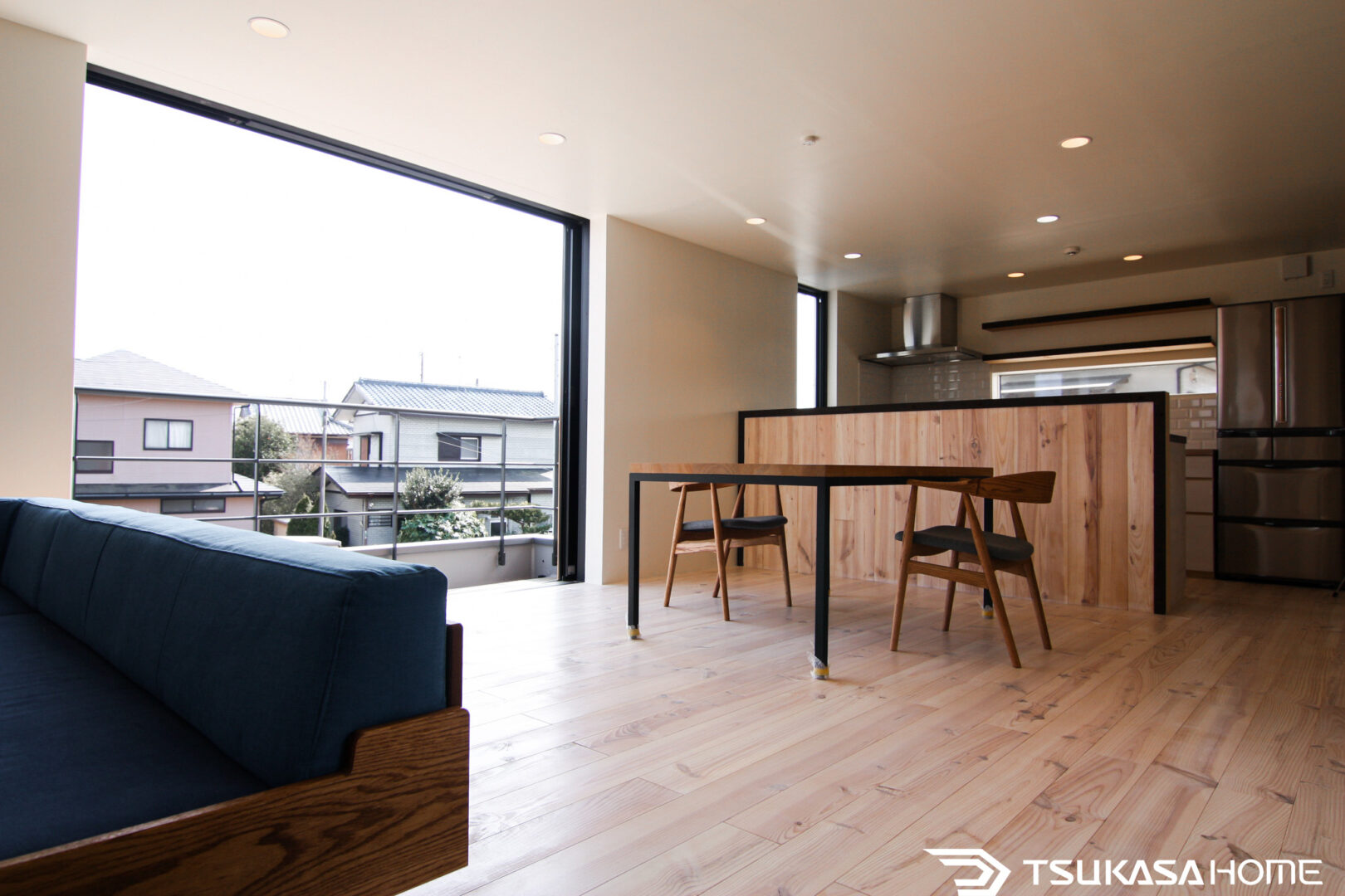 造作家具と無垢材で統一した家族向けのリビング02