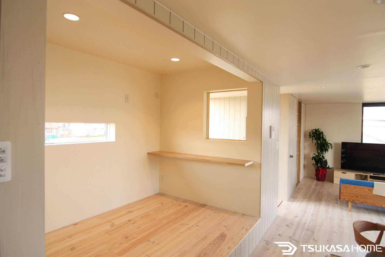 多用途に使える無垢材のプライベートルーム01