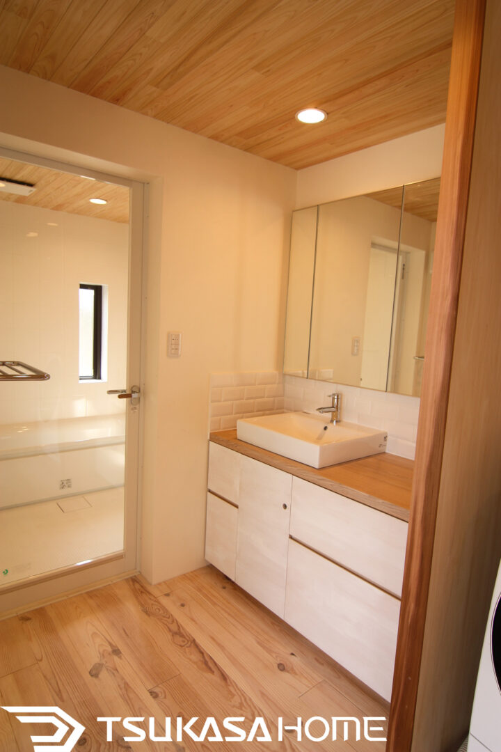 造作洗面台と鏡収納の使いやすい洗面スペース