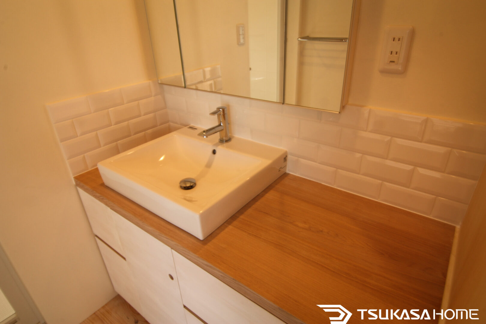 無垢材を使用した温かみのある洗面化粧台