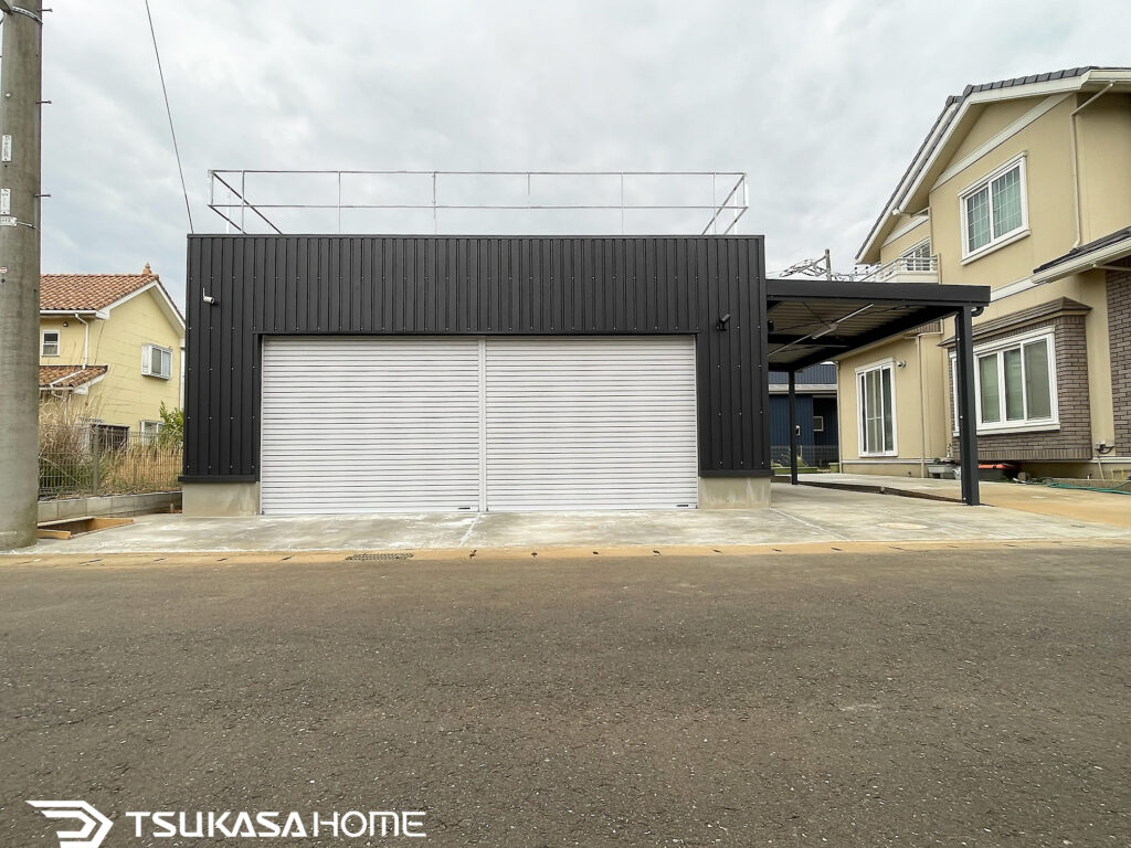 千葉県八街市に建築した2台駐車の鉄骨ガレージと併設したカーポート屋上テラスの外観画像