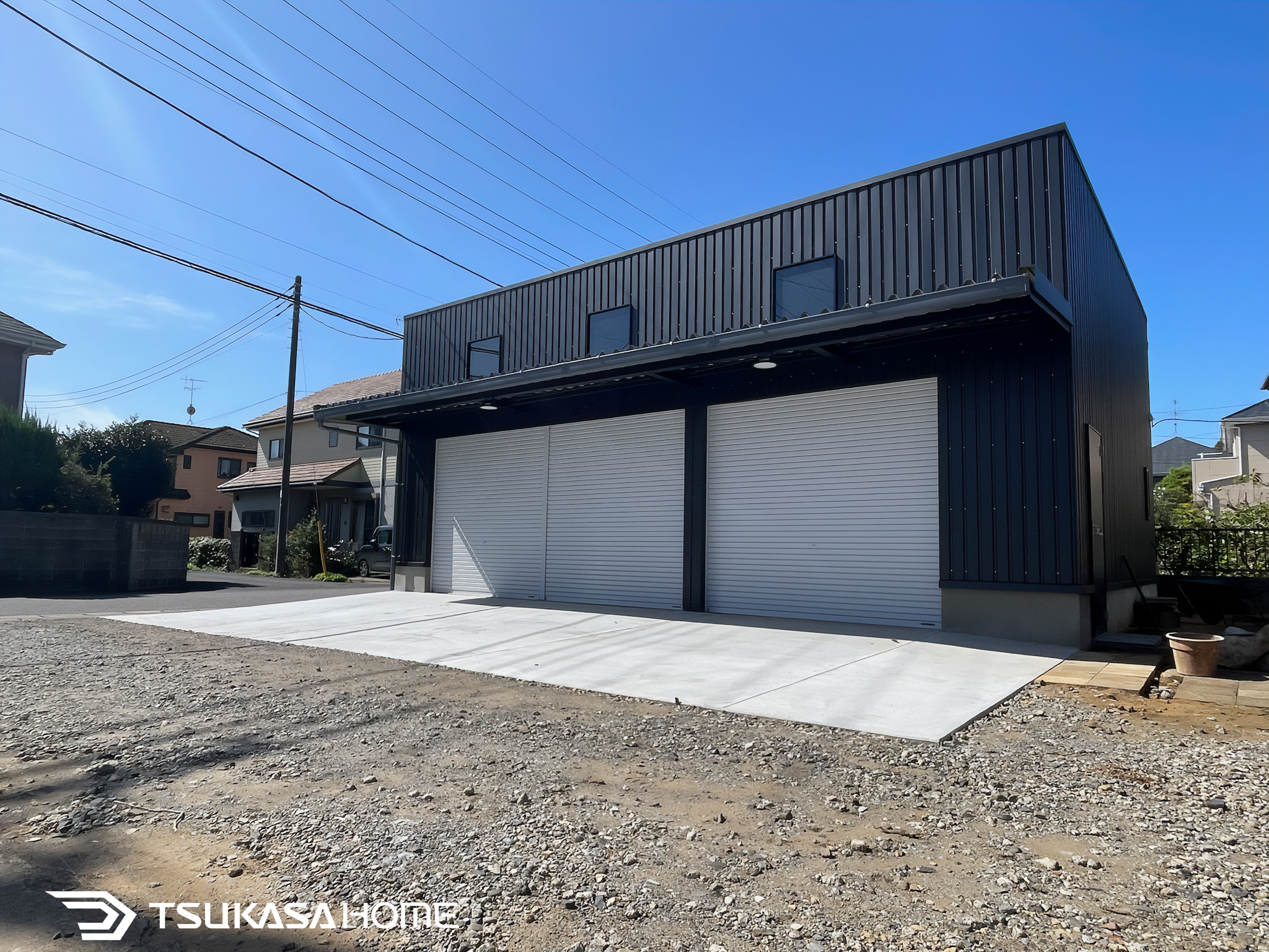 千葉県八街市で建築したおしゃれでかっこいい黒い3台駐車の車庫ガレージ倉庫の外観画像