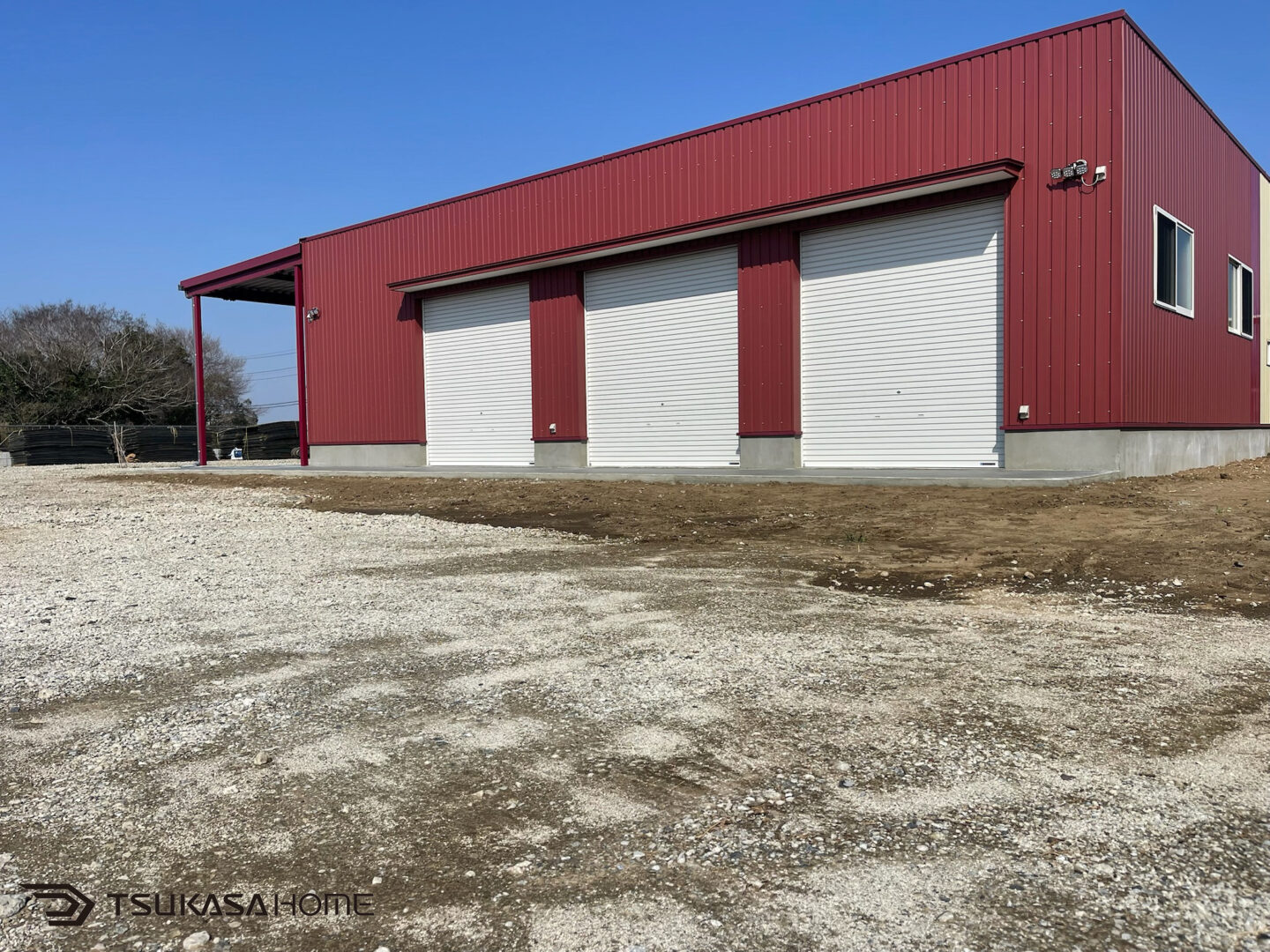 正面から見た赤い外壁のシャッター開口部画像