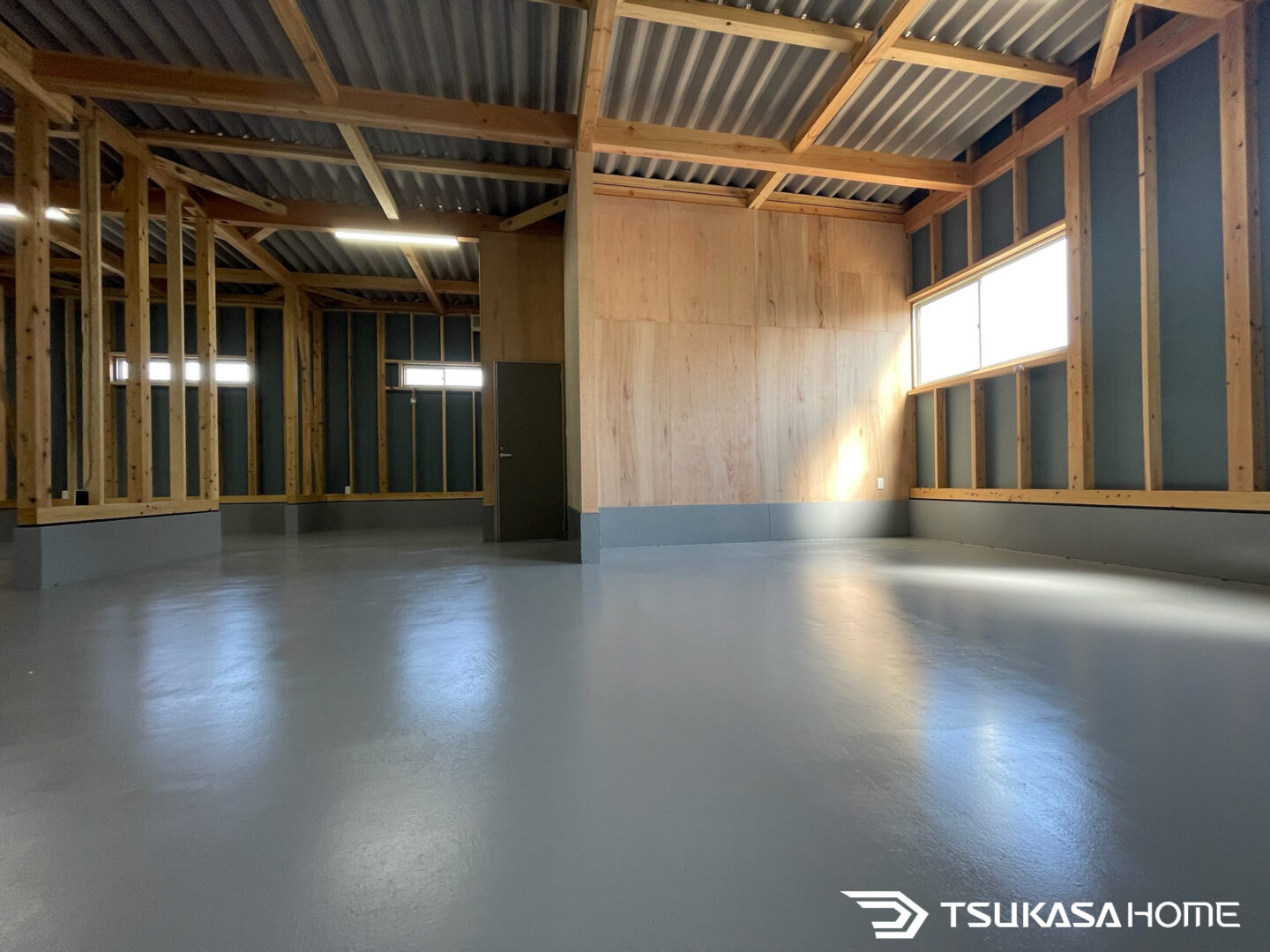 天井たさのある広い作業場内観