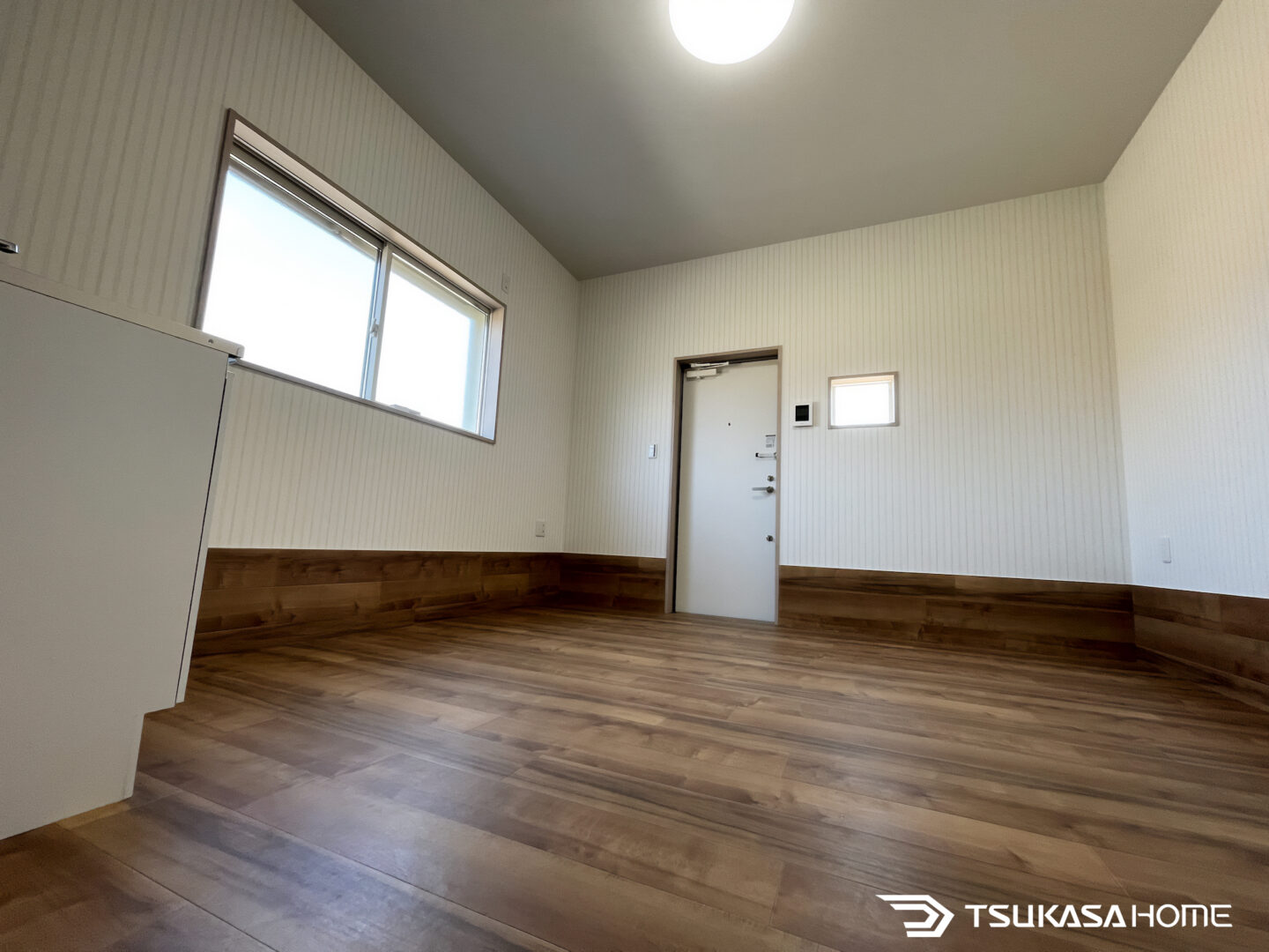 事務所スペース内部の全体像（木製天井・窓からの自然光）