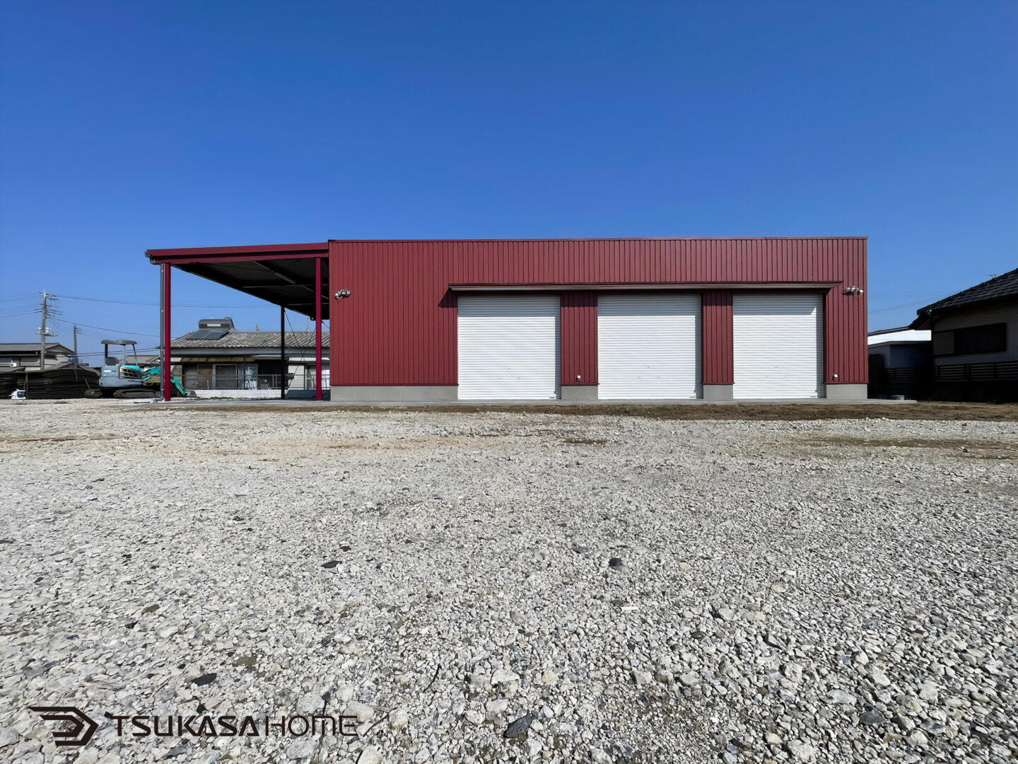 赤い木造倉庫兼事務所の外観全景（千葉県山武郡横芝光町／13.65m×10.01m）
