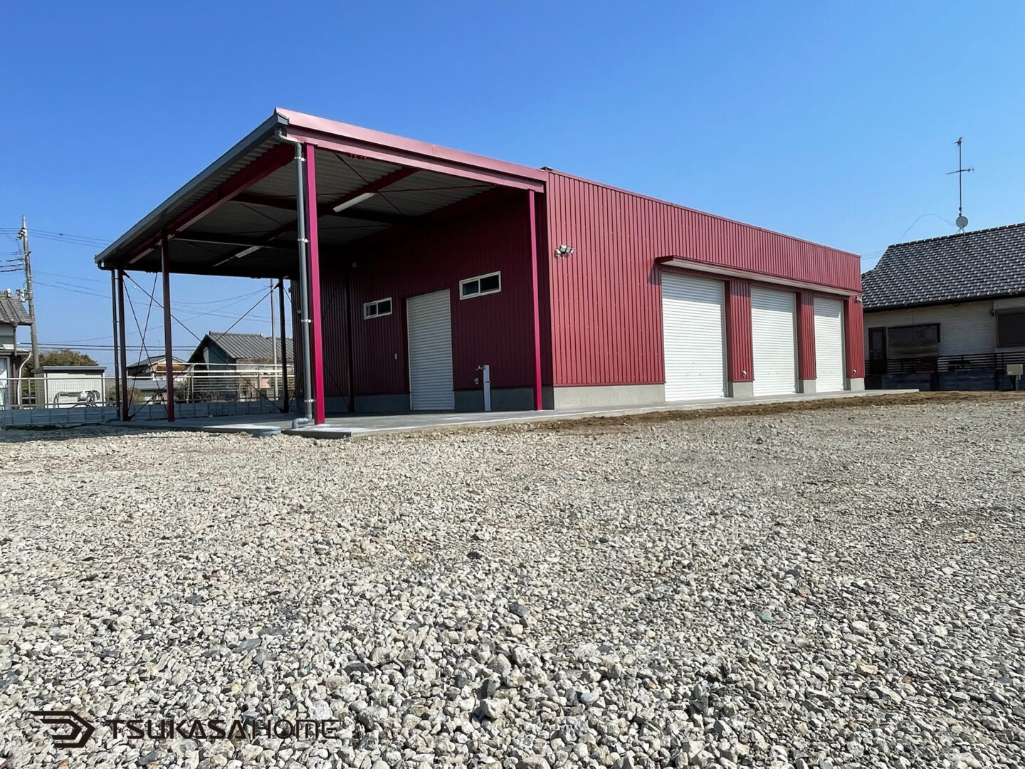 倉庫出入口の大型シャッターと大きな鉄骨の庇画像