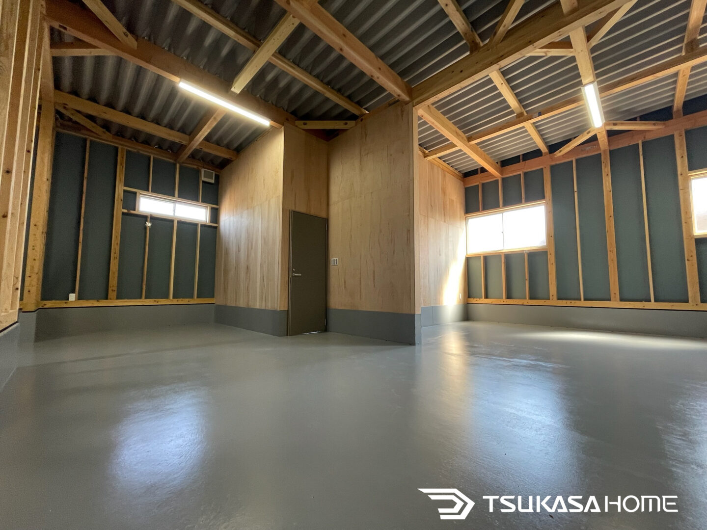 倉庫内部から見た事務所、トイレスペース