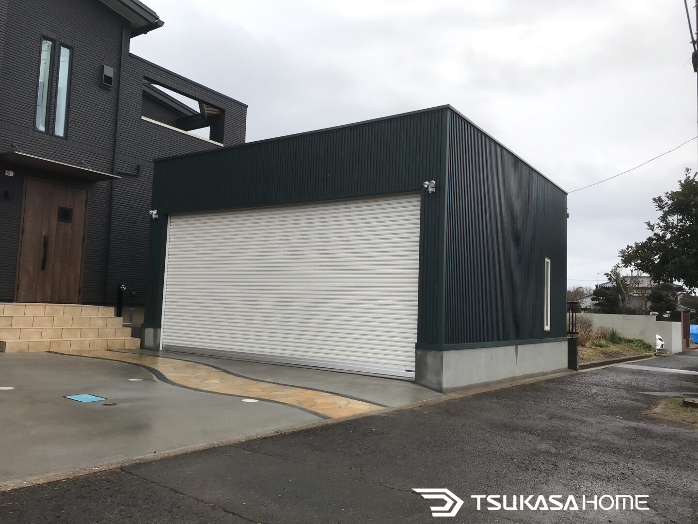 千葉県銚子市で建築したの2台駐車の車庫ガレージ倉庫　外壁モスグリーン外観施工事例