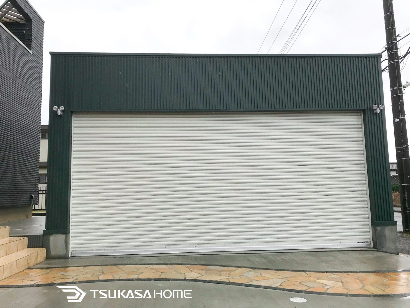 電動シャッター付きのかっこいい2台駐車の車庫ガレージ倉庫施工事例（銚子市）