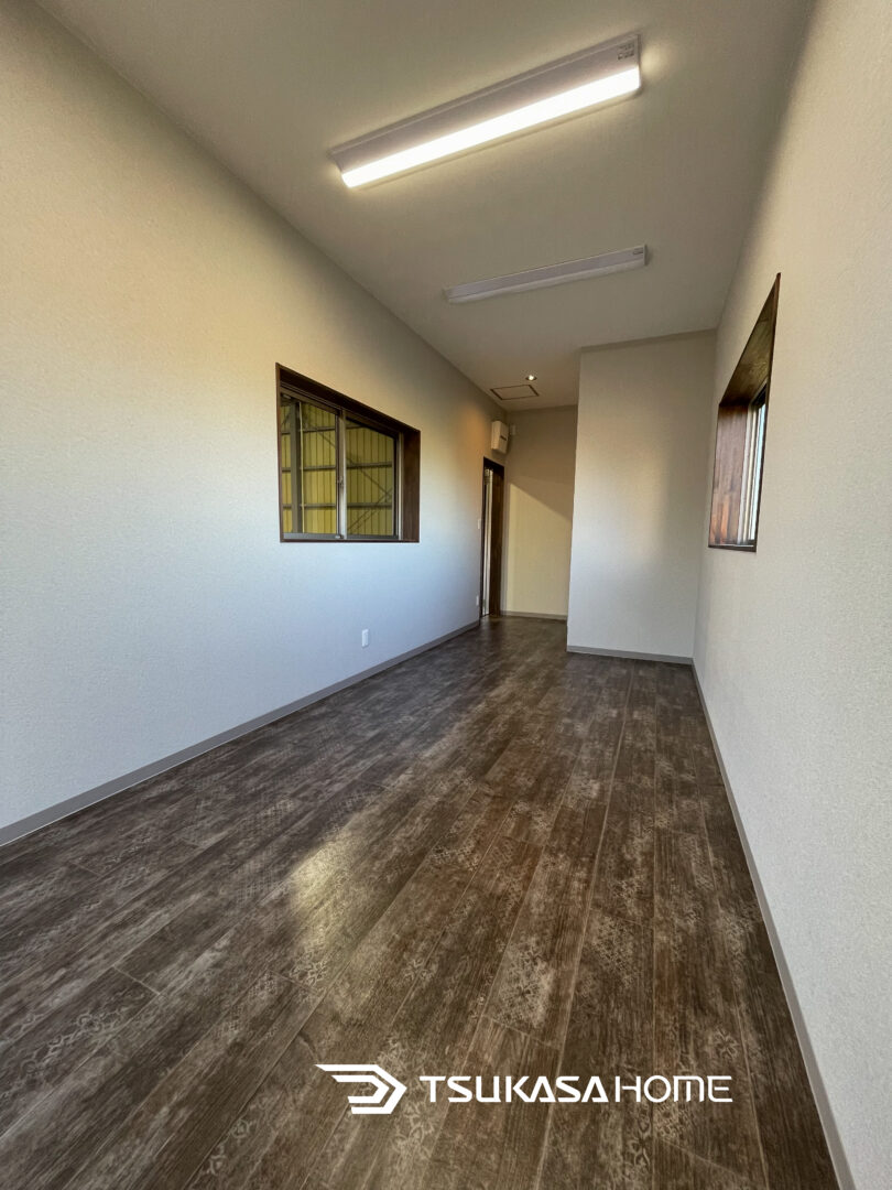 黒い車庫ガレージ3台駐車併設の事務所の内観画像
