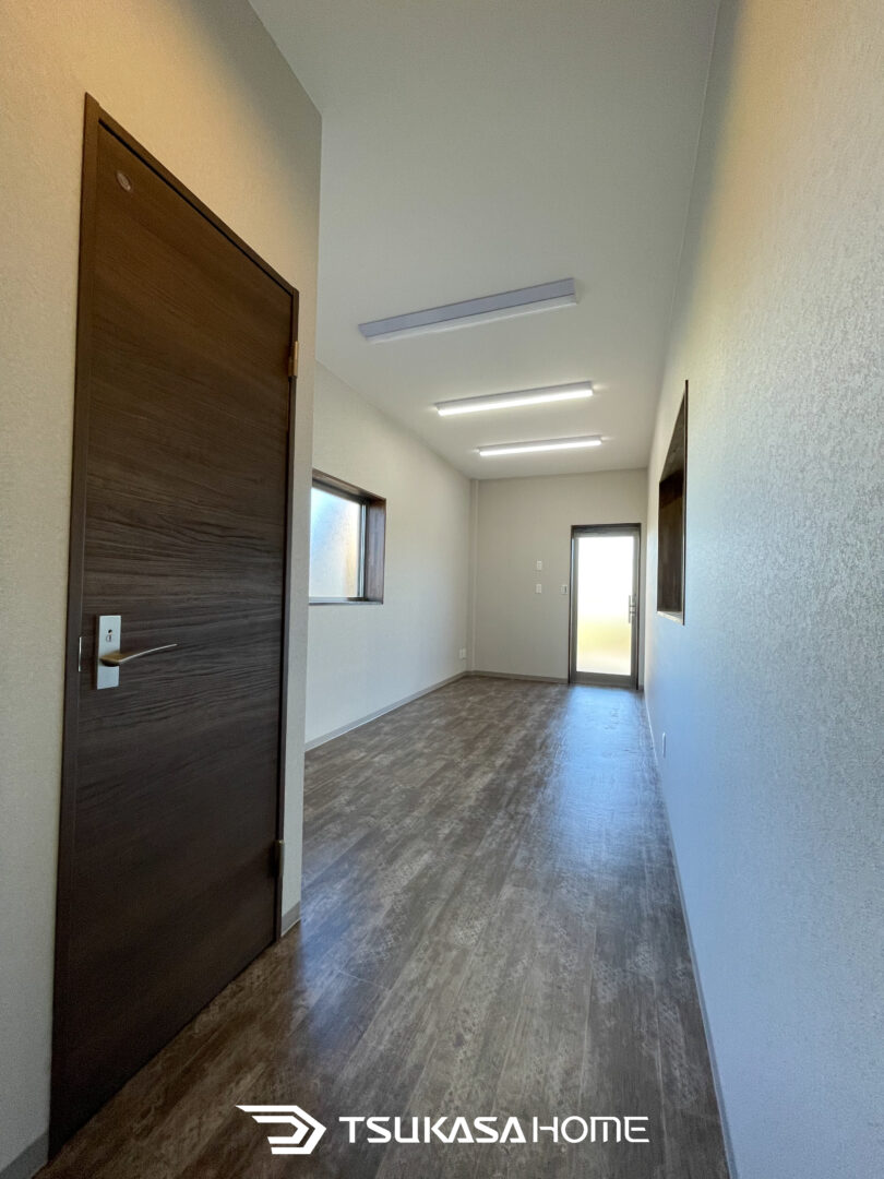 黒い3台駐車のガレージに併設する事務所の内装画像