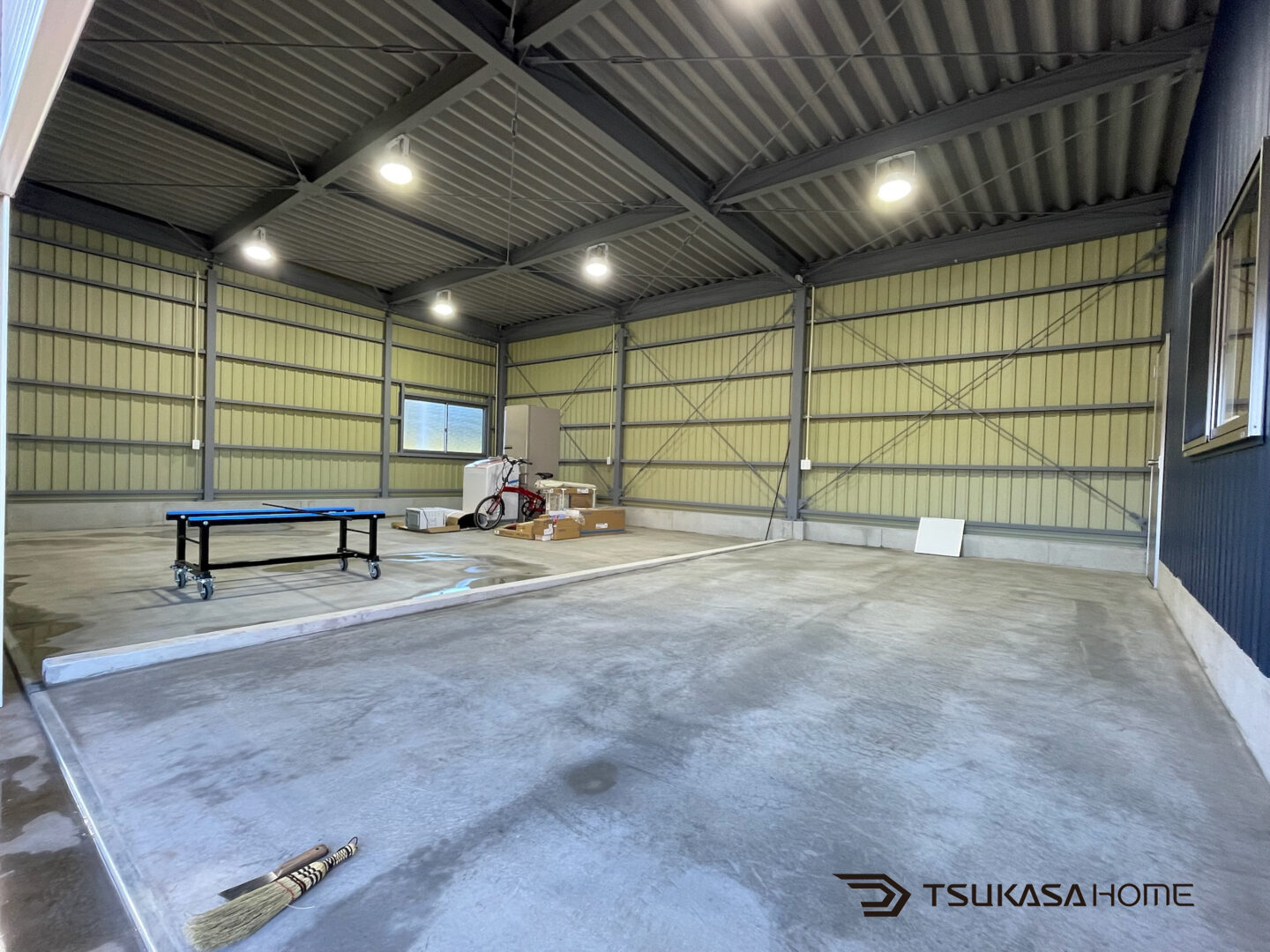 車庫の中で洗車ができる3台駐車のガレージの勾配の付いた床