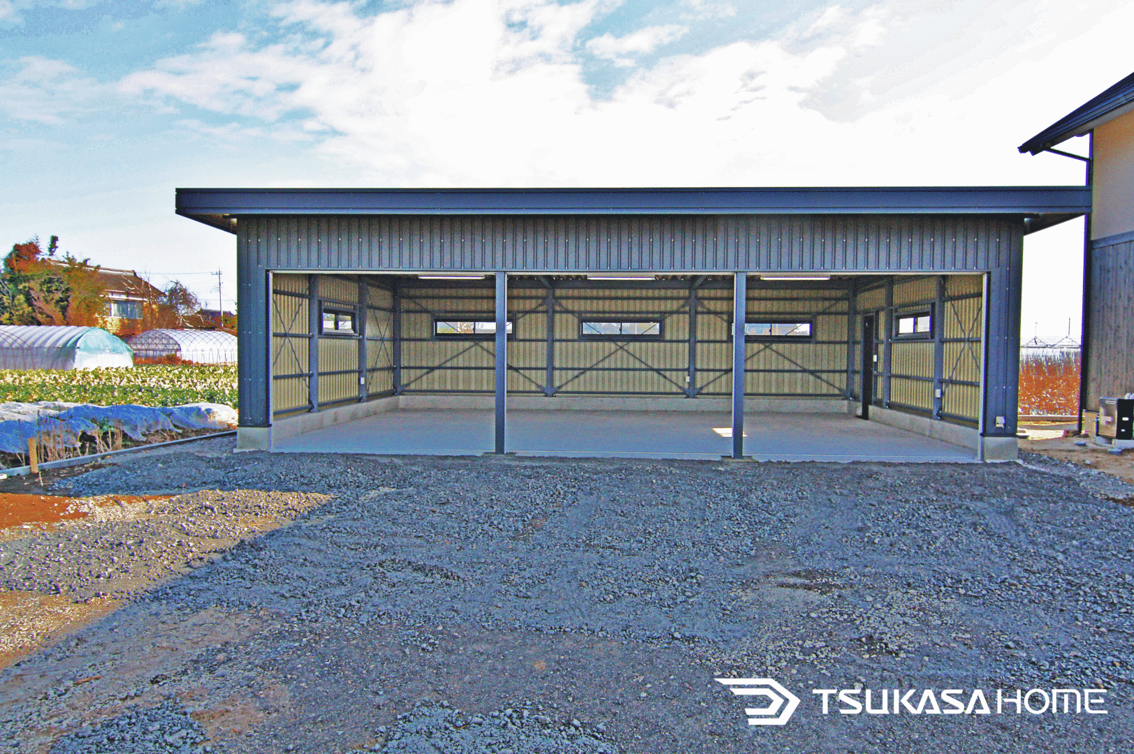 茨城県常総市で設置した鉄骨ガレージ。シャッター開放で3台分の駐車スペースが連続して利用可能
