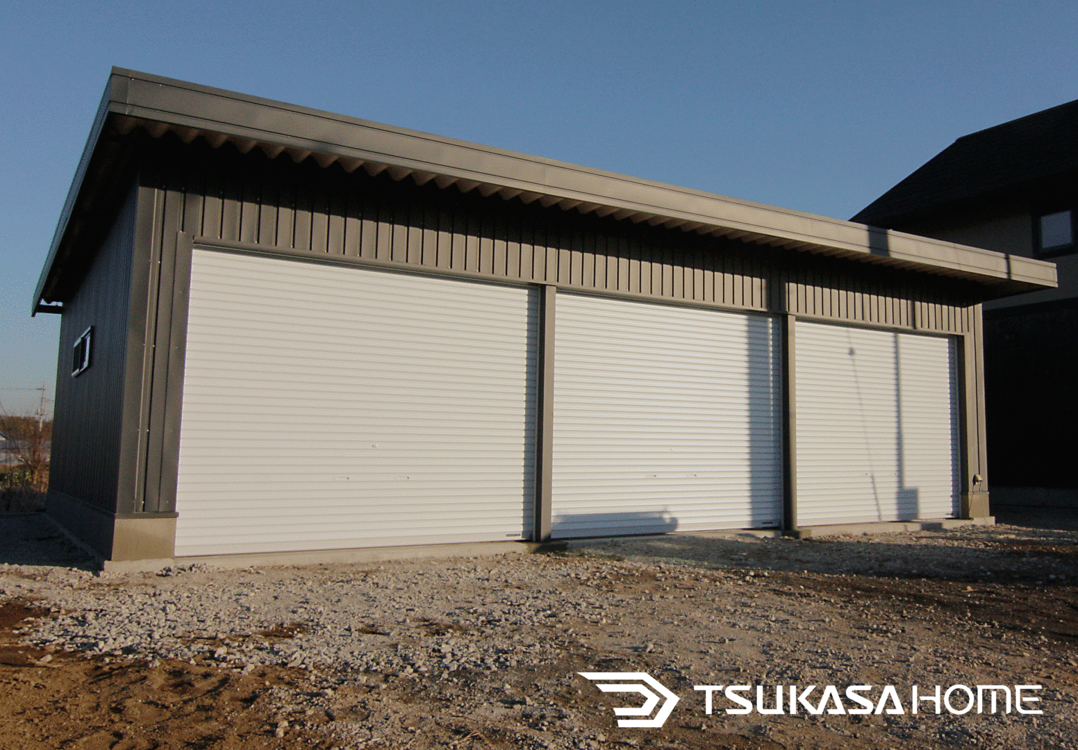 茨城県常総市で施工したシャッター3連タイプの鉄骨ガレージ。普通車3台を収納できる広さの車庫
