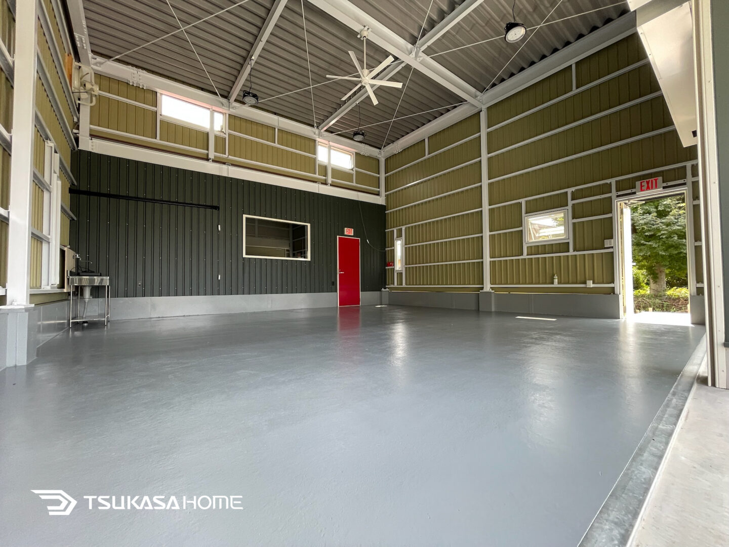 天井高さのある車庫ガレージ内観