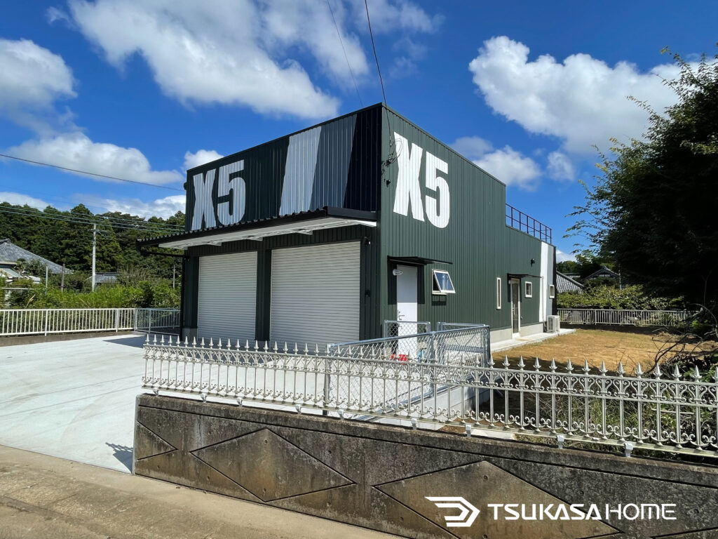 茨城県かすみがうら市で建築した2台駐車の鉄骨ガレージと併設するホビールームの外観画像