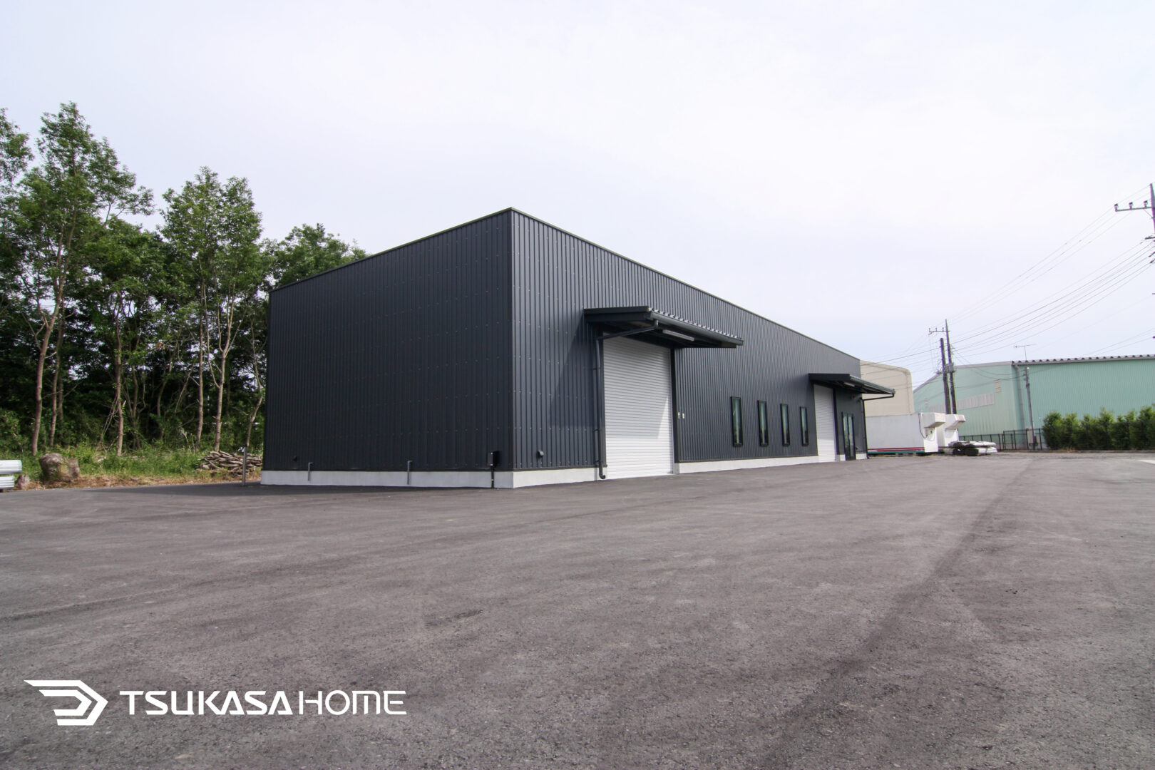 茨城県小美玉市のかっこいい鉄骨倉庫｜側面ビューと外構