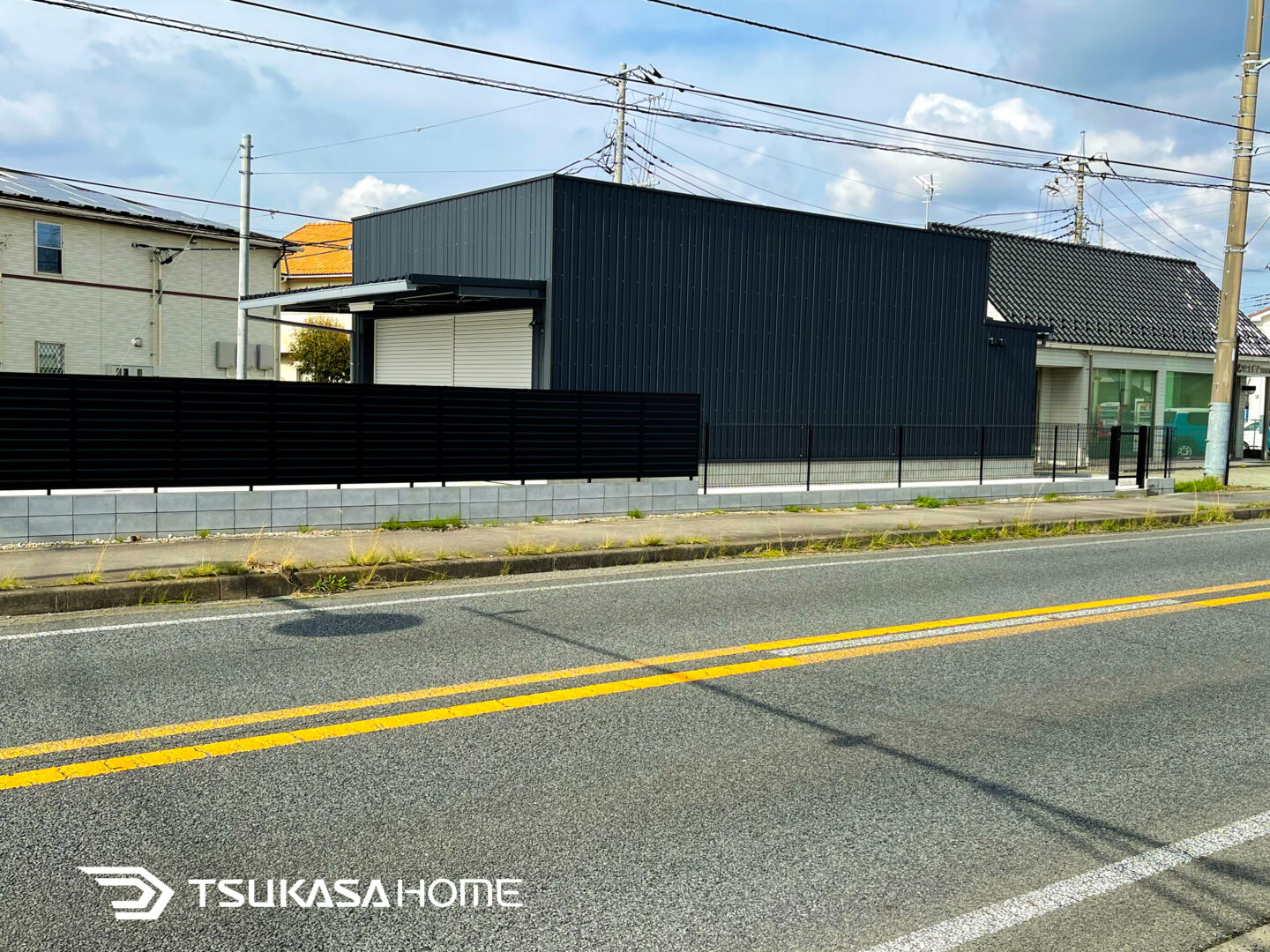 大型鉄骨倉庫兼作業場 シャッター付き 黒い外壁　茨城県取手市