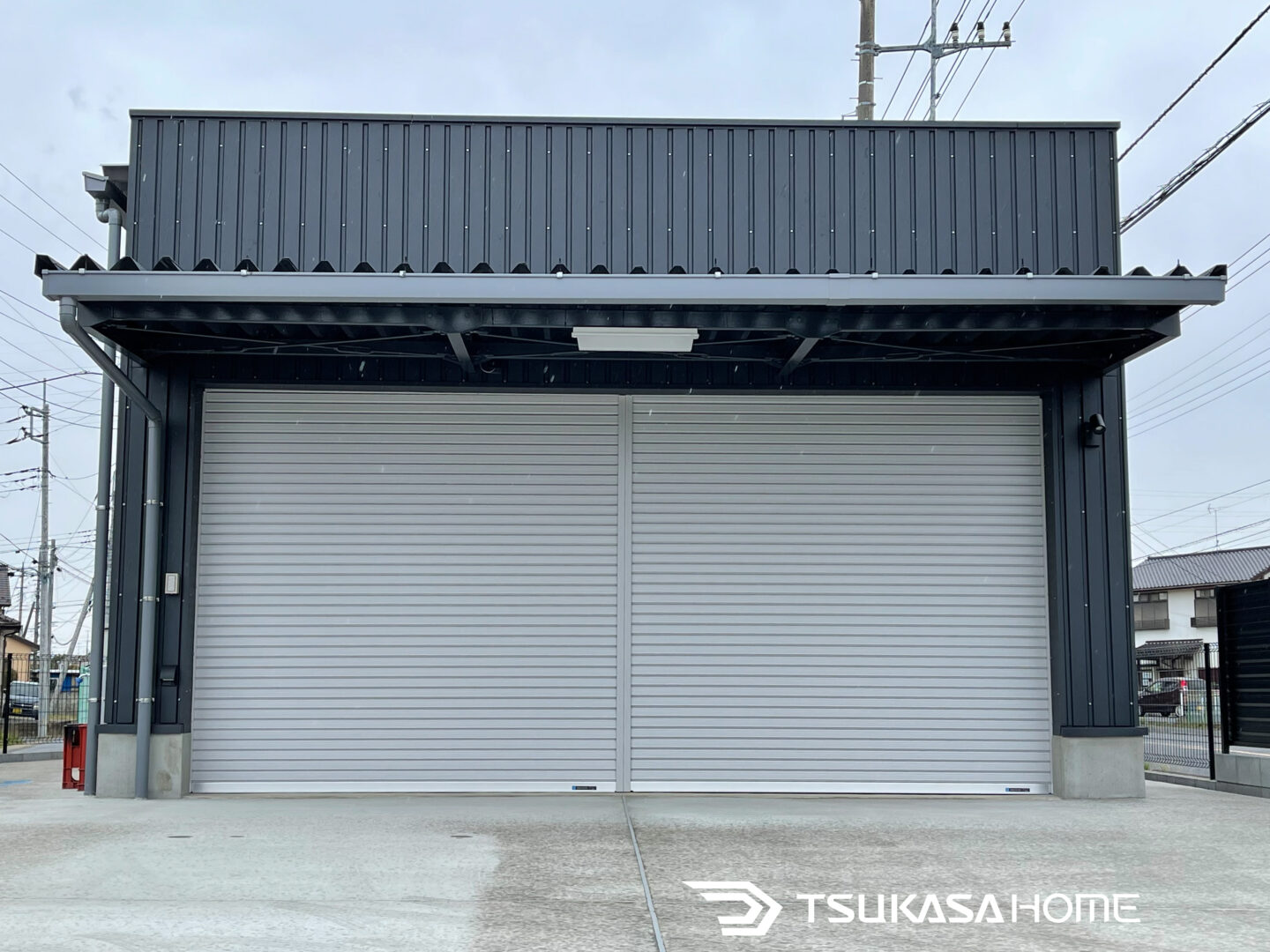 茨城県取手市の黒い大型鉄骨倉庫兼作業場 外観正面