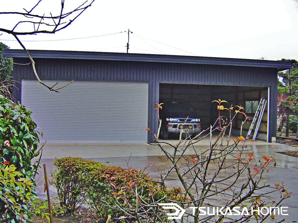 茨城県利根町で建築された4台駐車対応鉄骨ガレージ。植栽や住宅街に調和する外観デザイン