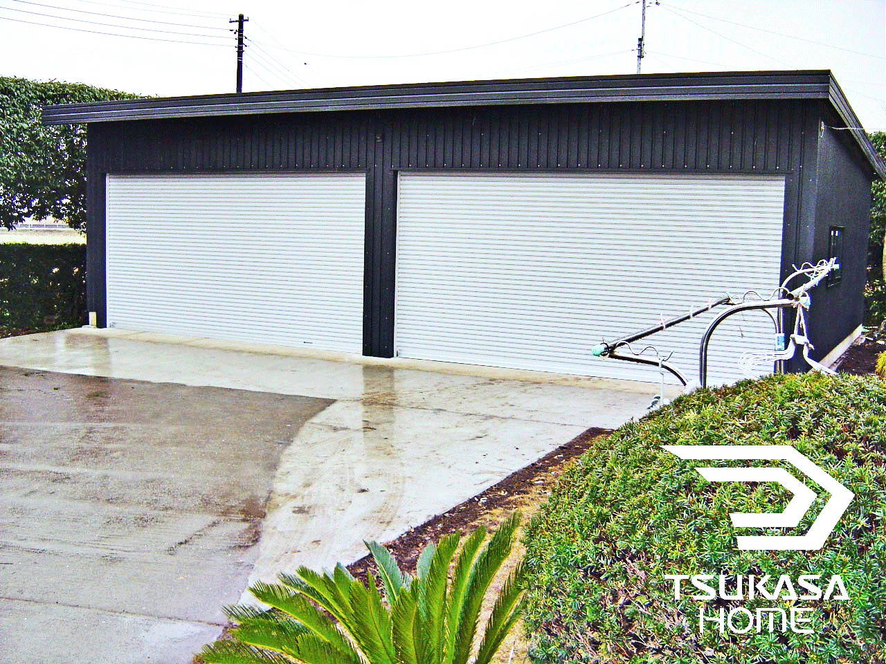 茨城県取手市で建築したおしゃれでかっこいい黒い4台駐車の車庫ガレージ倉庫の外観画像