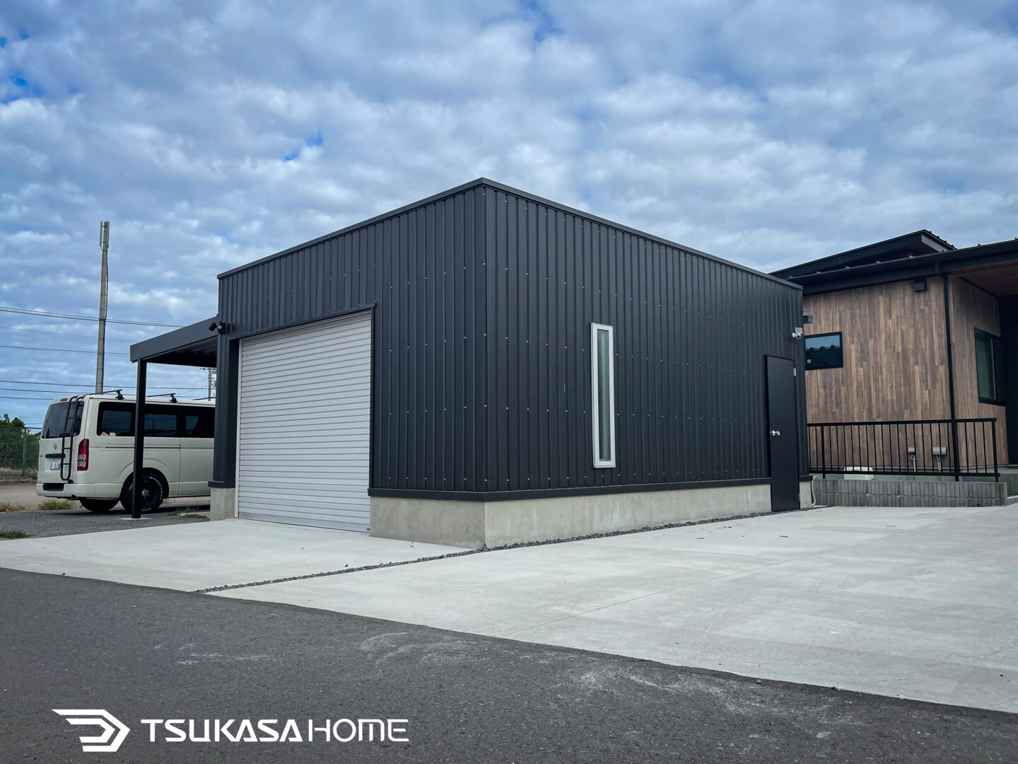 茨城県神栖市の2台駐車の黒い車庫ガレージ倉庫・カーポート付の外観施工事例