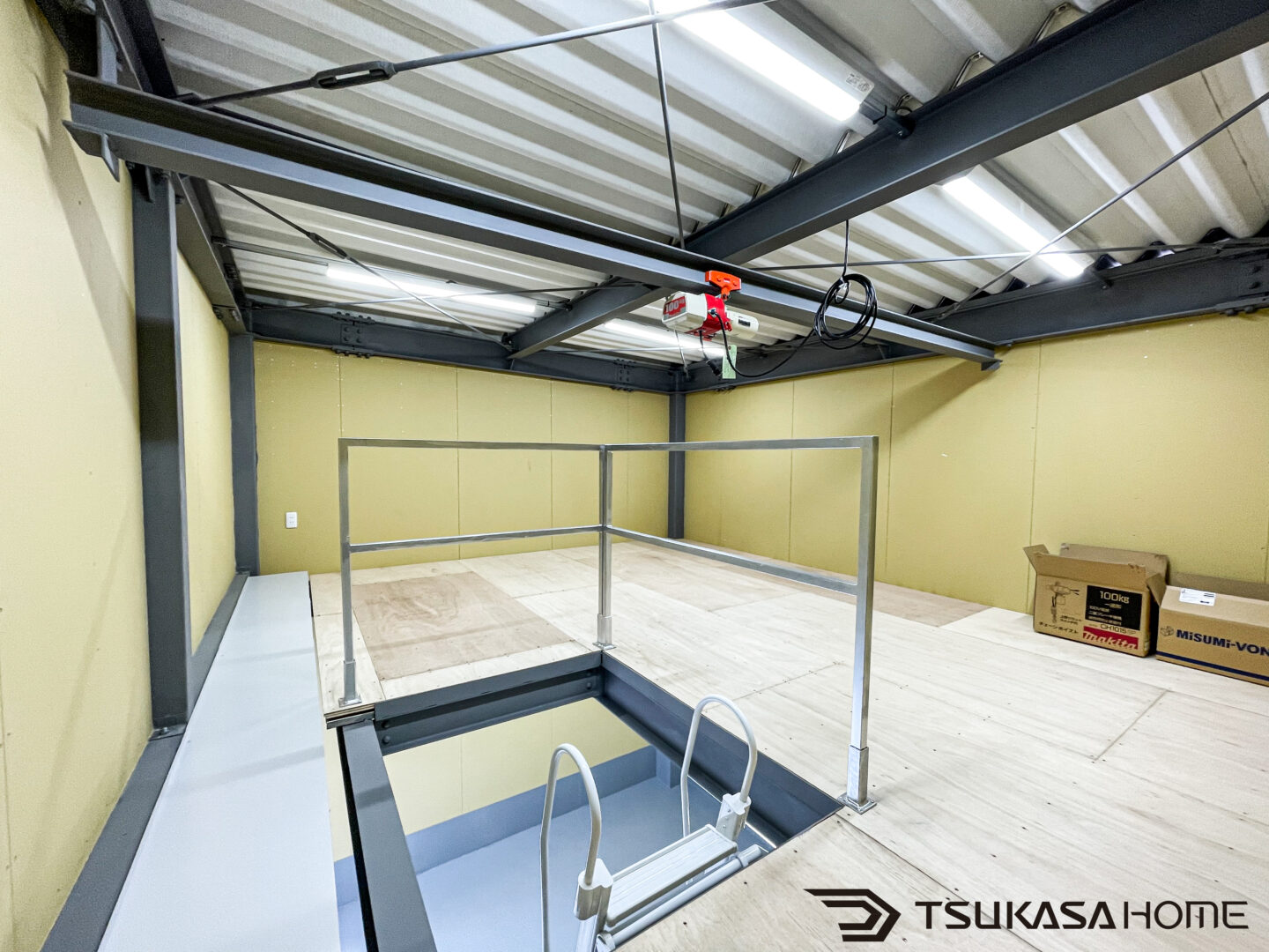 防火地域対応の鉄骨車庫ホイスト付のロフト内観画像