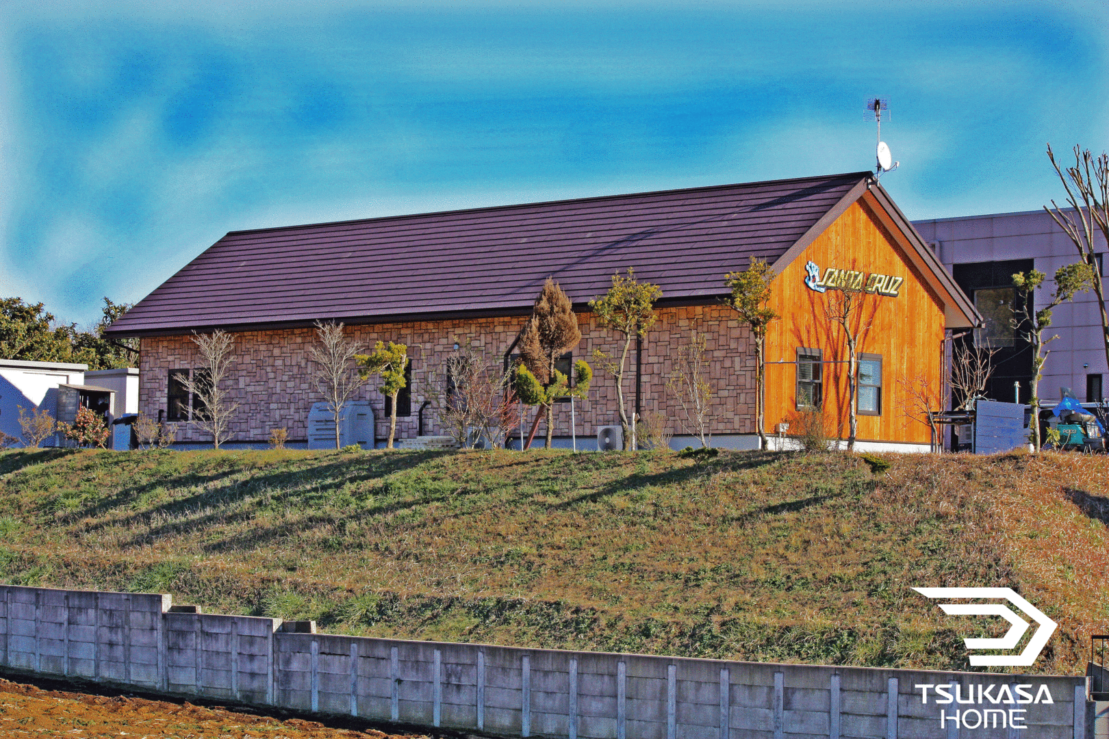 広い敷地に建つ木造ガレージ倉庫の遠景